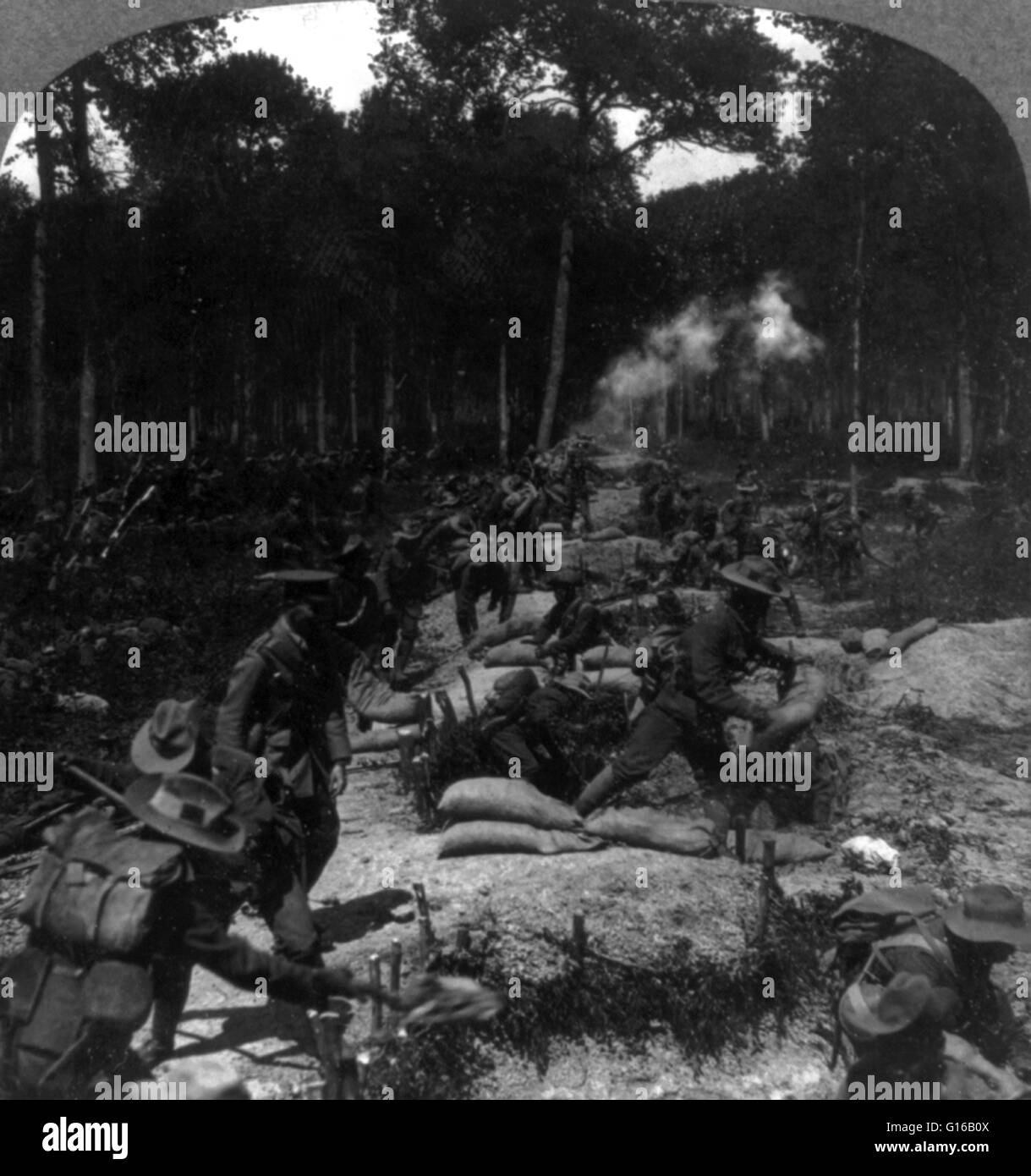 Britische Soldaten im ersten Weltkrieg. Zweite Zeile inmitten Schale Feuer 1916 gewinnt den Graben vor der Tür. Grabenkriegsführung ist eine Form von Land mit Krieg besetzten kämpfen Linien weitgehend bestehend aus Gräben, in denen Truppen deutlich vor den ene geschützt sind Stockfoto