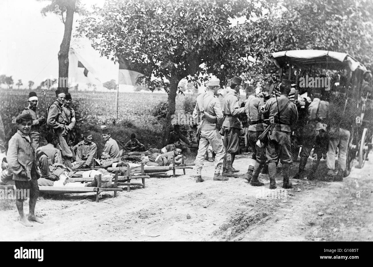 Österreichische Soldaten mit einem Krankenwagen in die Straße im ersten Weltkrieg. Die Austro-ungarische Armee war die Bodentruppe der österreichisch-ungarischen Doppelmonarchie von 1867 bis 1918. Es bestand aus drei Teilen: der gemeinsame Armee (Festbetragssystem Armee, rekrutiert sich aus al Stockfoto