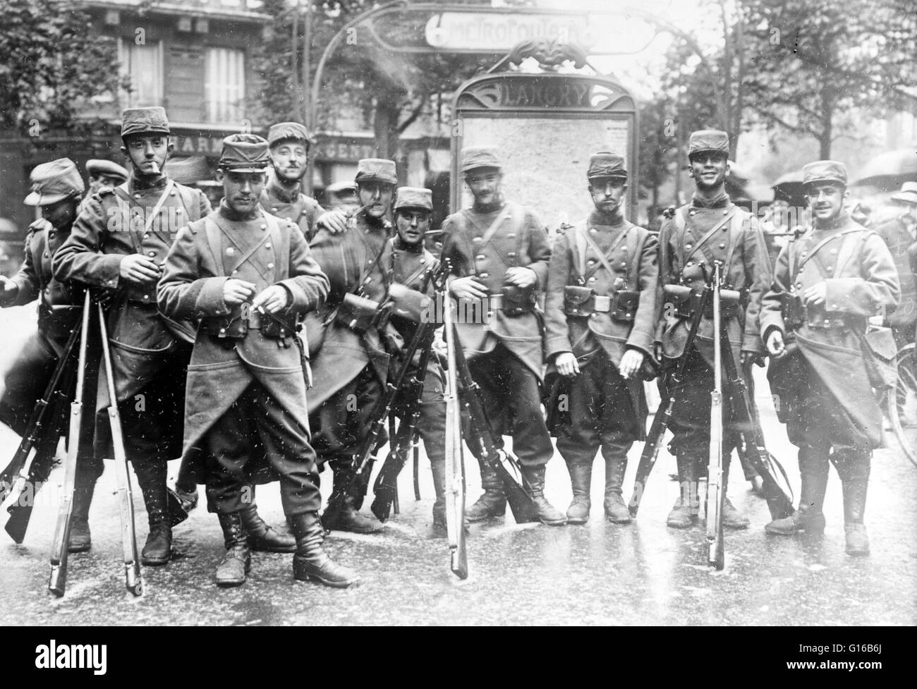 Französische Soldaten bewachen einen u-Bahn-Eingang in Paris, Frankreich zu Beginn des ersten Weltkrieges. Im Januar 1914 hatte die französische Armee 47 Divisionen, bestehend aus 777.000 französische Soldaten und 47.000 Kolonialtruppen. Weitere 2,9 Millionen Männer wurden in der s mobilisiert. Stockfoto