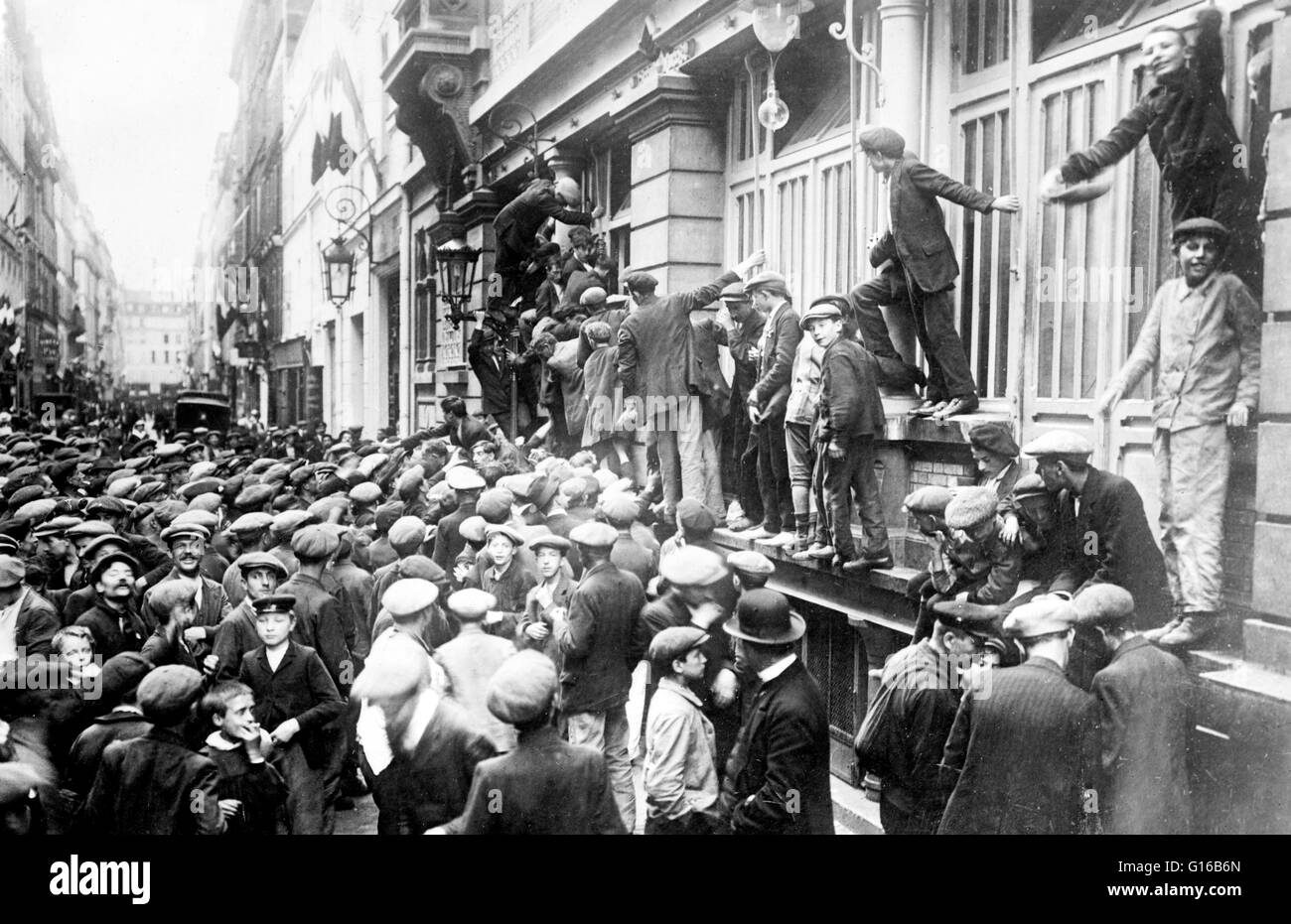 Newsboys warten auf Nachrichten während der Beginn des ersten Weltkrieges, Paris, Frankreich. Während WWI Paris war an der Spitze der Kriegbemühung, dass verschont einer deutschen Invasion durch den französischen und britischen Sieg in der ersten Schlacht an der Marne 1914. Im Jahre 1918 Stockfoto