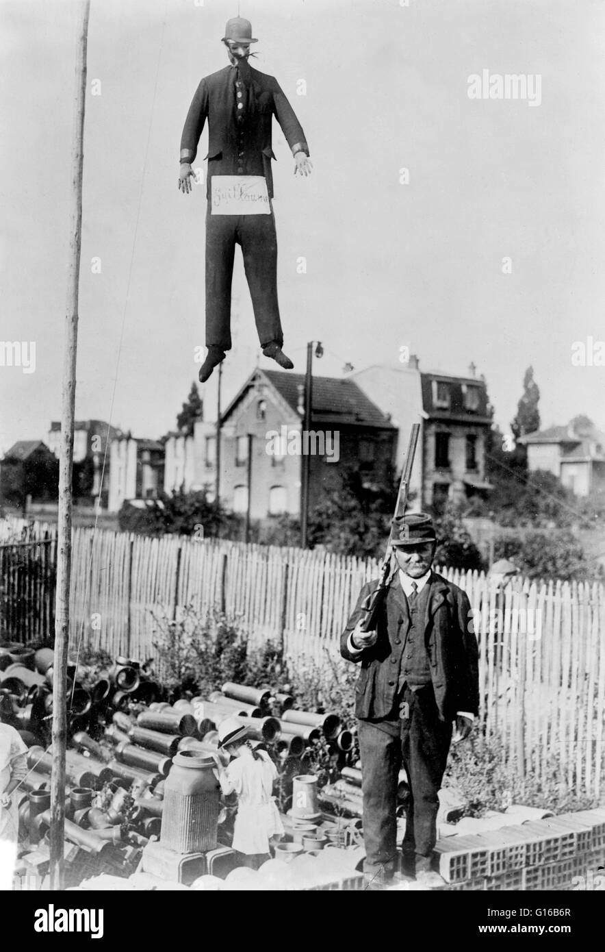 Bildnis von Kaiser Wilhelm II., während der Beginn des ersten Weltkriegs in Paris, Frankreich aufgehängt wurde. In diesem Fall ist ein Bildnis eine grobe Zahl oder Dummy Vertretung einer verhassten Person oder Gruppe. ist üblich, ein Bildnis einer Person (brennen in effigie) als brennen ein Stockfoto