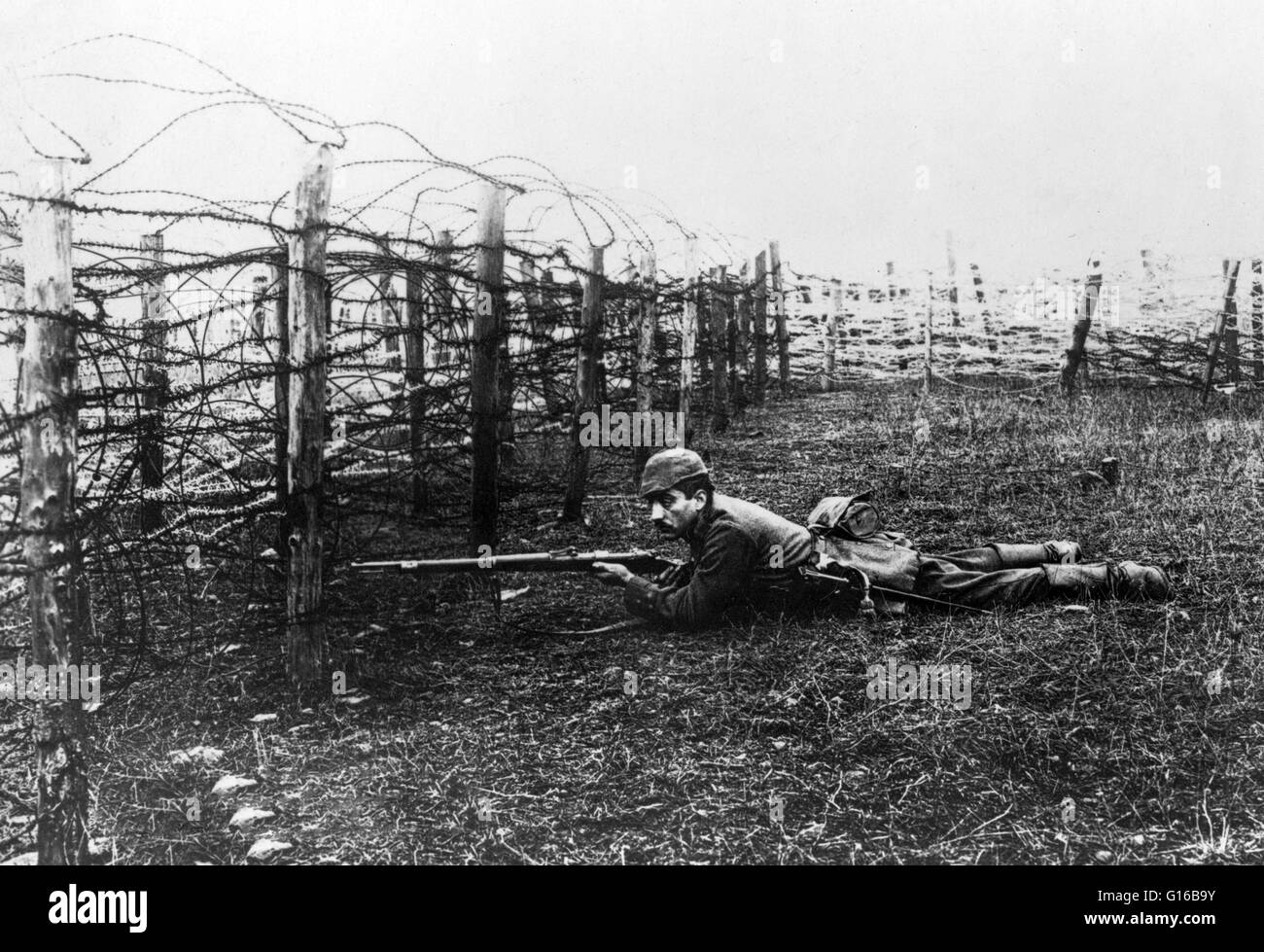 Deutsche Scharfschützen Verlegung auf Boden in der Nähe von Stacheldraht Abwehrkräfte. In der gesamten ersten Weltkrieg Scharfschützen oft dienten in den Schützengräben in einer Bemühung, nehmen Sie feindliche Soldaten, als ihre Köpfe über den oberen Teil der gegnerischen Graben spähte. Am Anfang von WW I, nur Deutschland Stockfoto