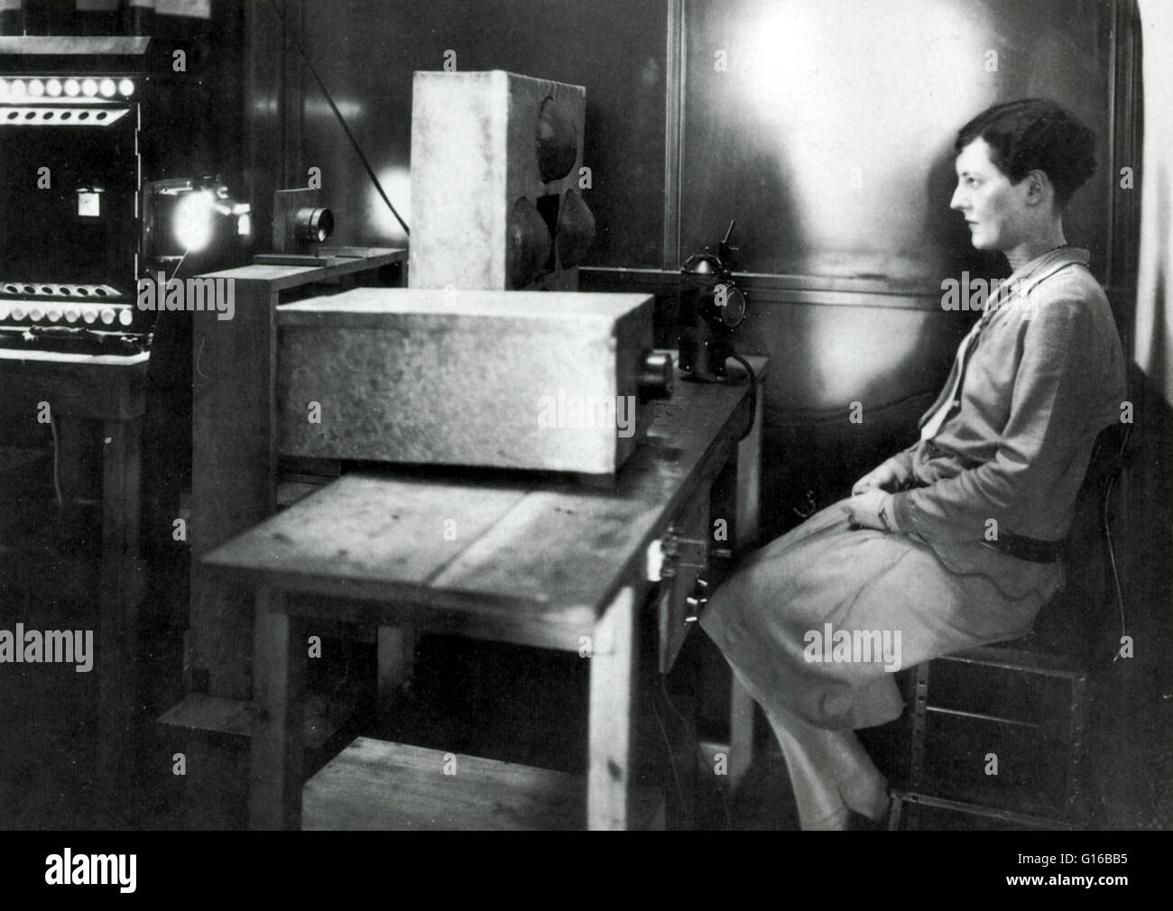 Frühen Fernsehens experiment an die General Electric Co, 1928. Eine junge Frau posiert als ihr Bild mittels Lichtschranken Projektion aus dem Gerät direkt vor ihr während eines frühen Experiments mit Fernsehen übertragen wird. Video-Kamera Stockfoto