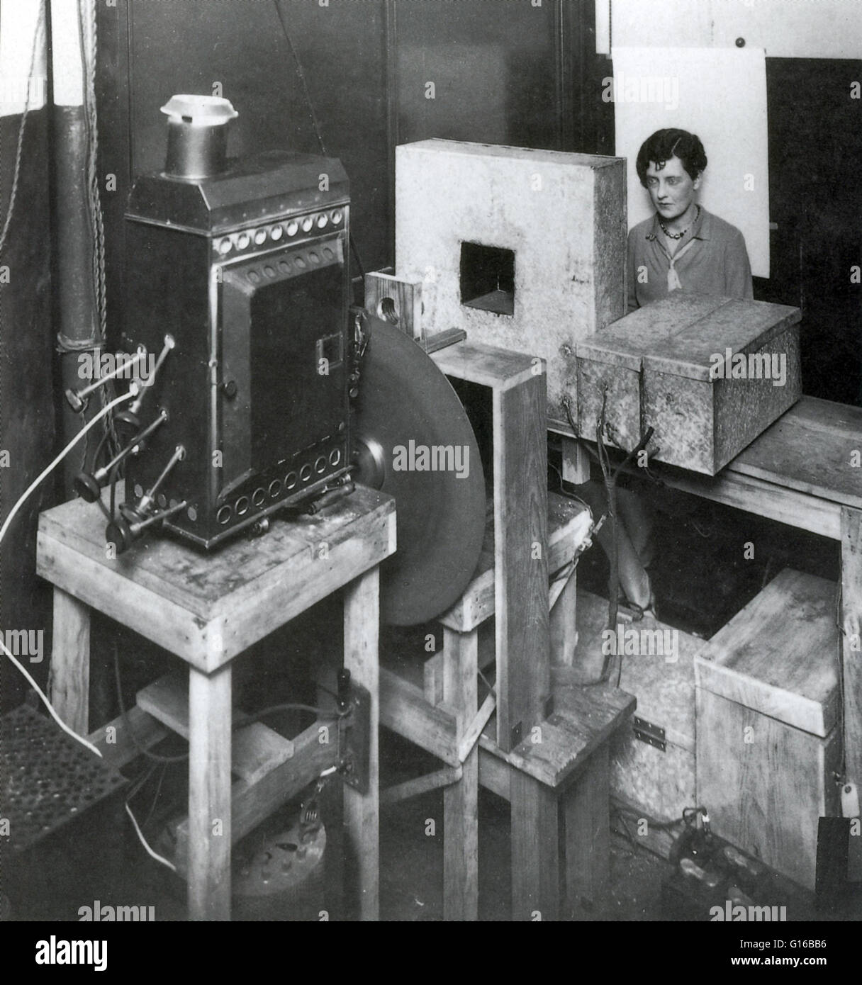 Frühen Fernsehens experiment an die General Electric Co, 1928. Eine junge Frau posiert als ihr Bild mittels Lichtschranken Projektion aus dem Gerät direkt vor ihr während eines frühen Experiments mit Fernsehen übertragen wird. Video-Kamera Stockfoto