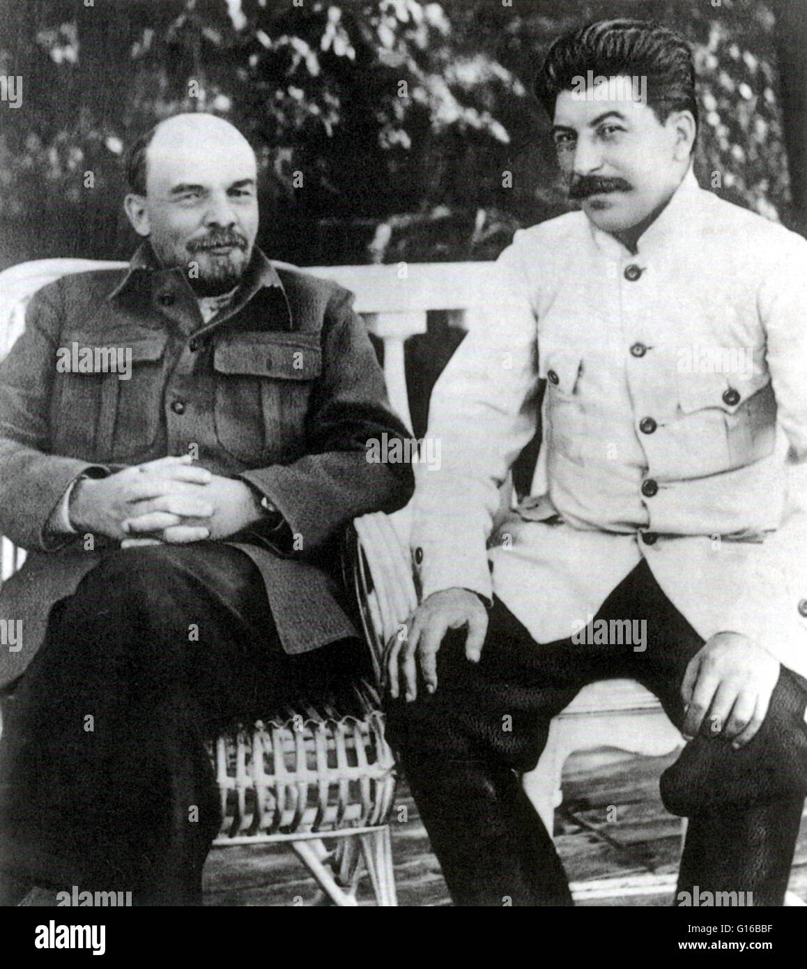 Vladimir Lenin (links) und Josef Stalin (rechts) in Gorki, 1922. Lenin erlitt einen Schlaganfall im Jahre 1922, zwingt ihn in Altersteilzeit in Gorki. Stalin besuchte ihn oft, wie seine Vermittler mit der Außenwelt, aber das Paar stritt sich handelt und ihre relatio Stockfoto