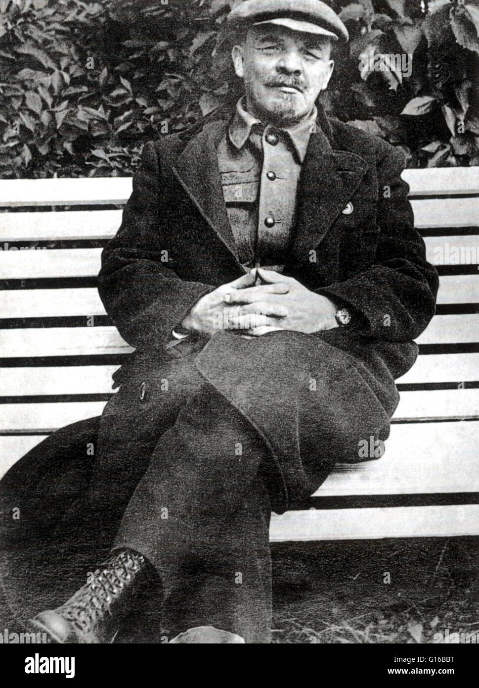 Lenin, sitzen auf einer Bank am Gorki, 1922. Vladimir Ilyich Lenin (22. April 1870 - 21. Januar 1924) war ein russischer marxistischer revolutionär, Politiker, russischer Staatsmann und marxistischer Theoretiker. Lenin war der erste Premierminister der Sowjetunion. In 1 Stockfoto