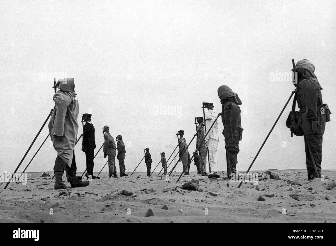 Bildtext: "eine Reihe von Dummys in der Sahara eine Atombombenexplosion während der französischen Atomtests, 1960 in Erwartung aufgerichtet." Die französische Reggane nukleare Testreihe war eine Gruppe von 4 Atomtests durchgeführt in den 1960-1961 während des Algerienkriegs. Ge Stockfoto