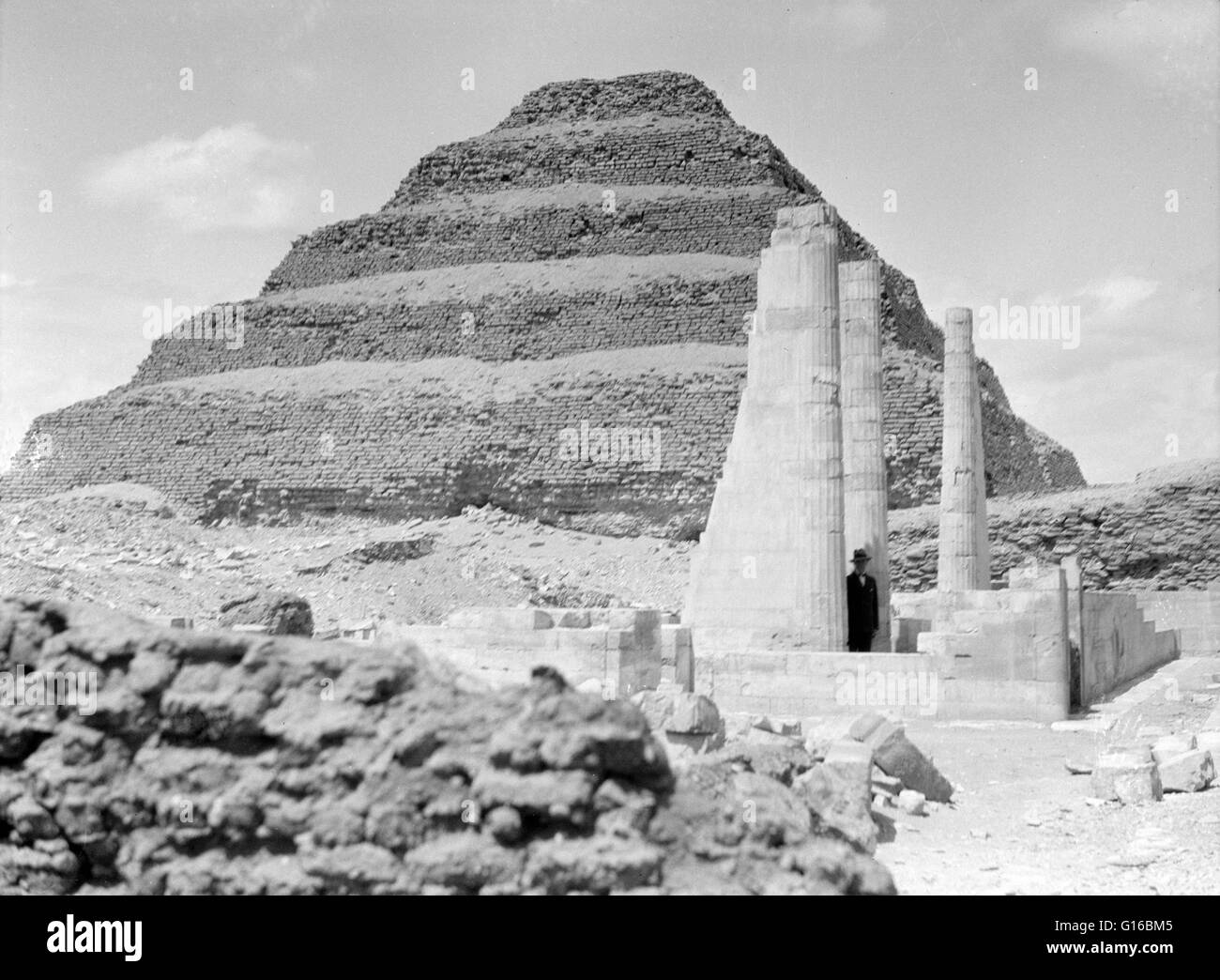 Unter dem Titel: "Ägypten. Sakkara. Die Stufenpyramide mit Tempel Ausgrabungen im Vordergrund ". Die Pyramide des Djoser (oder Zoser) oder Stufenpyramide (Kbhw-Ntrw auf ägyptisch) ist eine archäologische bleiben in der Nekropole von Sakkara, Ägypten, nordwestlich von der Stadt Memphis. Es Stockfoto