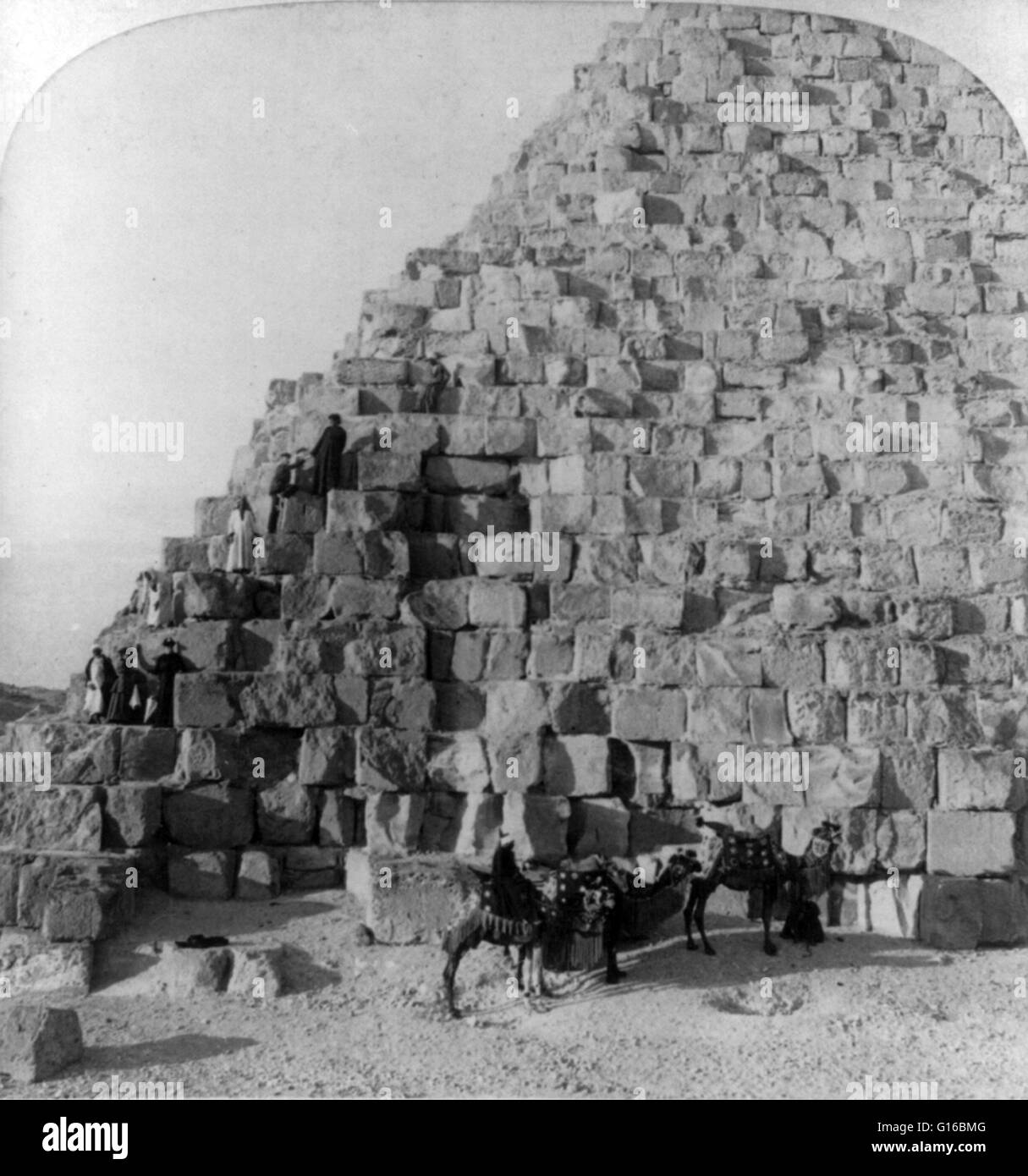 Titel: "Klettern die Cheops-Pyramide, Ägypten". Die Cheops-Pyramide ist die älteste und größte der drei Pyramiden in Gizeh Nekropole am Rande, was jetzt ist El Giza, Ägypten. Es ist die älteste der sieben Weltwunder der antiken Welt und die einzige Stockfoto