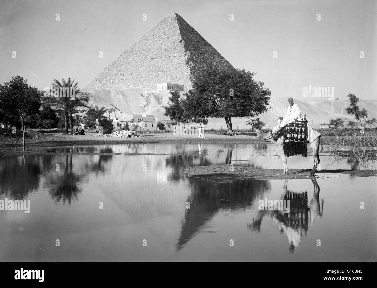 Unter dem Titel: "Ägypten. Pyramiden von Gizeh. Die große Pyramide. Reflektierende Pyramide & montierten Camelman ". Die Cheops-Pyramide ist die älteste und größte der drei Pyramiden in Gizeh Nekropole am Rande, was jetzt ist El Giza, Ägypten. Es ist die älteste der Stockfoto