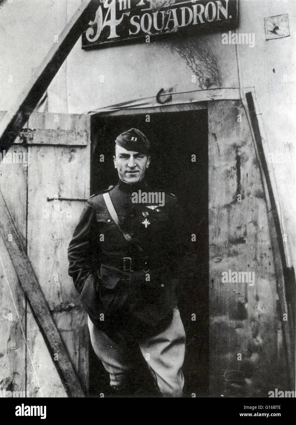 Edward Vernon Rickenbacker (8. Oktober 1890 - 23. Juli 1973) war ein US-amerikanischer Pilot und Ehrenmedaille Empfänger. Im Alter von dreizehn endete seine Schulausbildung in Jahrgangsstufe sieben nach dem Tod seines Vaters im Jahre 1904. Wenn die USA Deutschland den Krieg erklärt Stockfoto