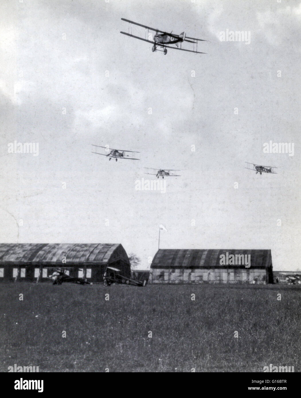 Die Bristol f. 2 Kämpfer war ein britischer zweisitzigen Doppeldecker Kämpfer und Aufklärungsflugzeug des ersten Weltkriegs von der Royal Flying Corps geflogen. Es ist oft einfach der Bristol Fighter oder im Volksmund "Brisfit" oder "Biff" genannt. Trotz des Seins ein Zweisitzer, der pro F.2B Stockfoto