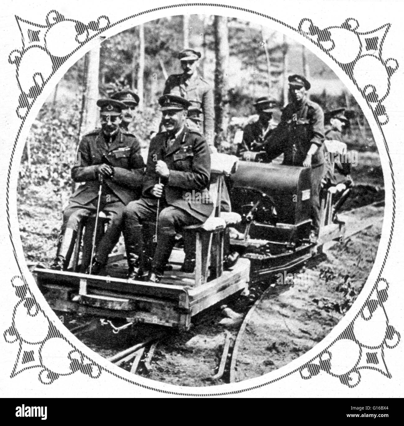 Bildunterschrift: "King George im Jahr 1918 an der Spitze. Ein Ausflug durch einen französischen Wald auf eine Feldbahn, britische Arbeit in der Forstwirtschaft zu sehen. " George V (3. Juni 1865 - 20. Januar 1936) war König des Vereinigten Königreichs und der britischen Besitzungen und Kaiser von Indi Stockfoto