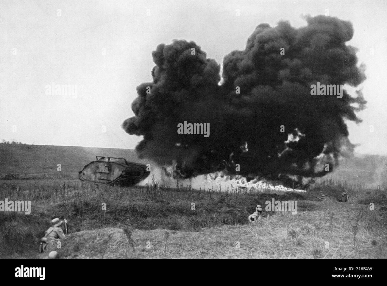 Deutscher Soldat in einem Graben verwendet einen Flammenwerfer gegen einen britischen Mark IV Panzer. Die Schlacht von Amiens war die Eröffnungsphase der Alliierten Offensive später bekannt als die hundert Tage beleidigend, die schließlich bis zum Ende des ersten Weltkrieg führten. Alliierten Streitkräfte erweiterte o Stockfoto