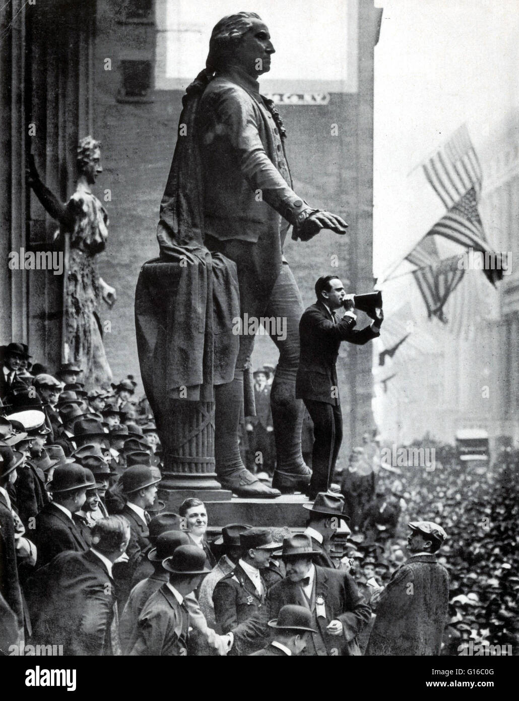 Douglas Fairbanks, Filmstar, sprechen vor der Sub Treasury building, New York City, um das 3. Liberty Darlehen zu unterstützen. Ein Liberty Bonds war ein Krieg-Band, das in den Vereinigten Staaten zur Alliierten im ersten Weltkrieg Unterstützung verkauft wurde. Abonnieren Sie die Anleihen wurde Stockfoto