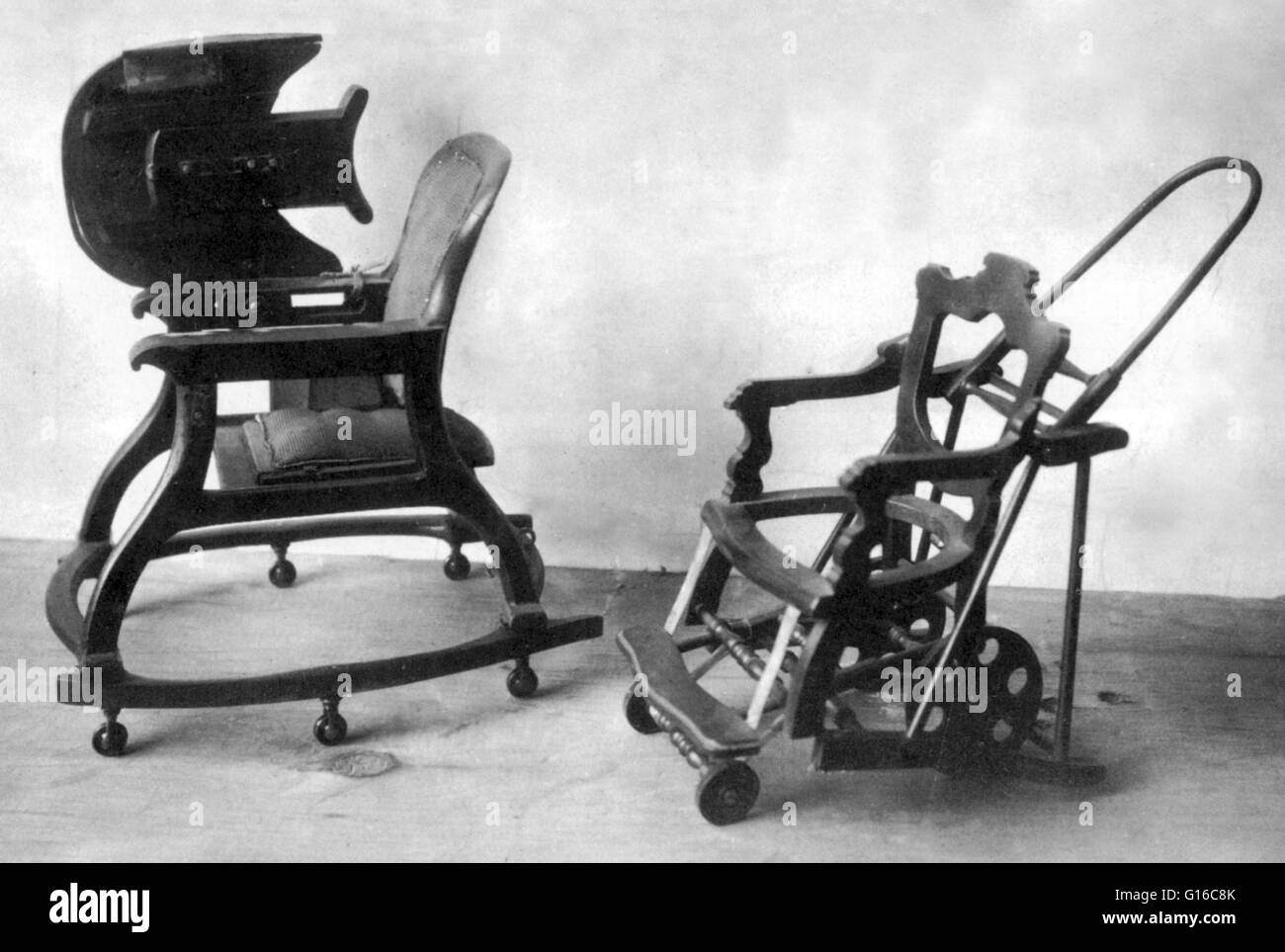 Undatierte Foto von zwei Kinderstühle kompliziert so, dass die Patentamt Beamten nie in der Lage, ihre Funktionsweise zu verstehen gewesen. Ein Hochstuhl ist ein Möbelstück für die Fütterung von älteren Babys und jüngere Kleinkinder verwendet. Der Sitz angehoben einem fairen Dis Stockfoto