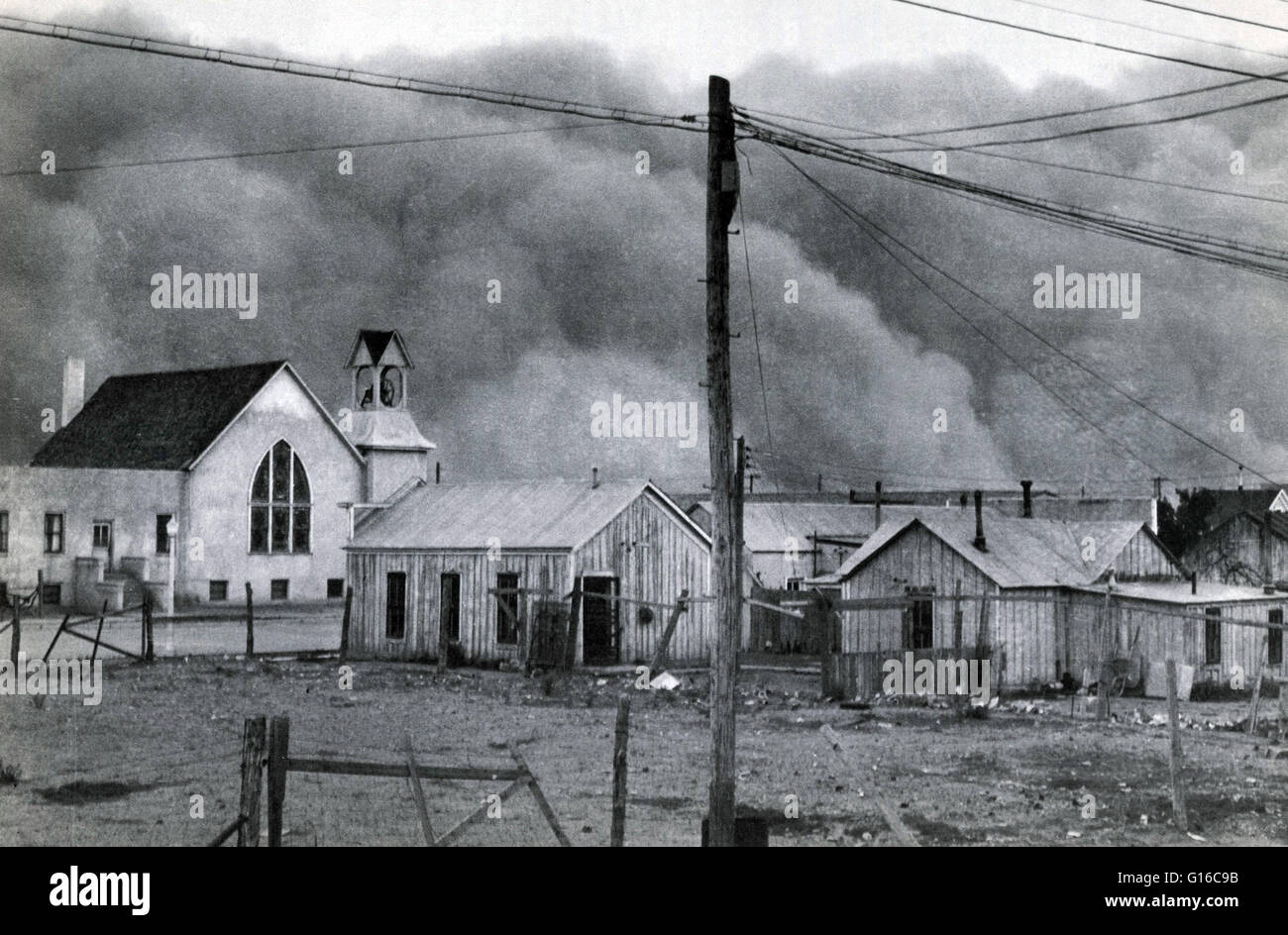 Schwarze Walze Staubsturm ist in Richtung Clayton, New Mexico, 29. Mai 1937 hetzen. Es war einer der schlimmsten jemals auf diesen Teil des südwestlichen Staubwüste Streik. Es war ein Moment nach dieser Aufnahme wurde der Stadtzentrums in Dunkelheit. Der Sturm dauerte mehrere Stunden und war Stockfoto
