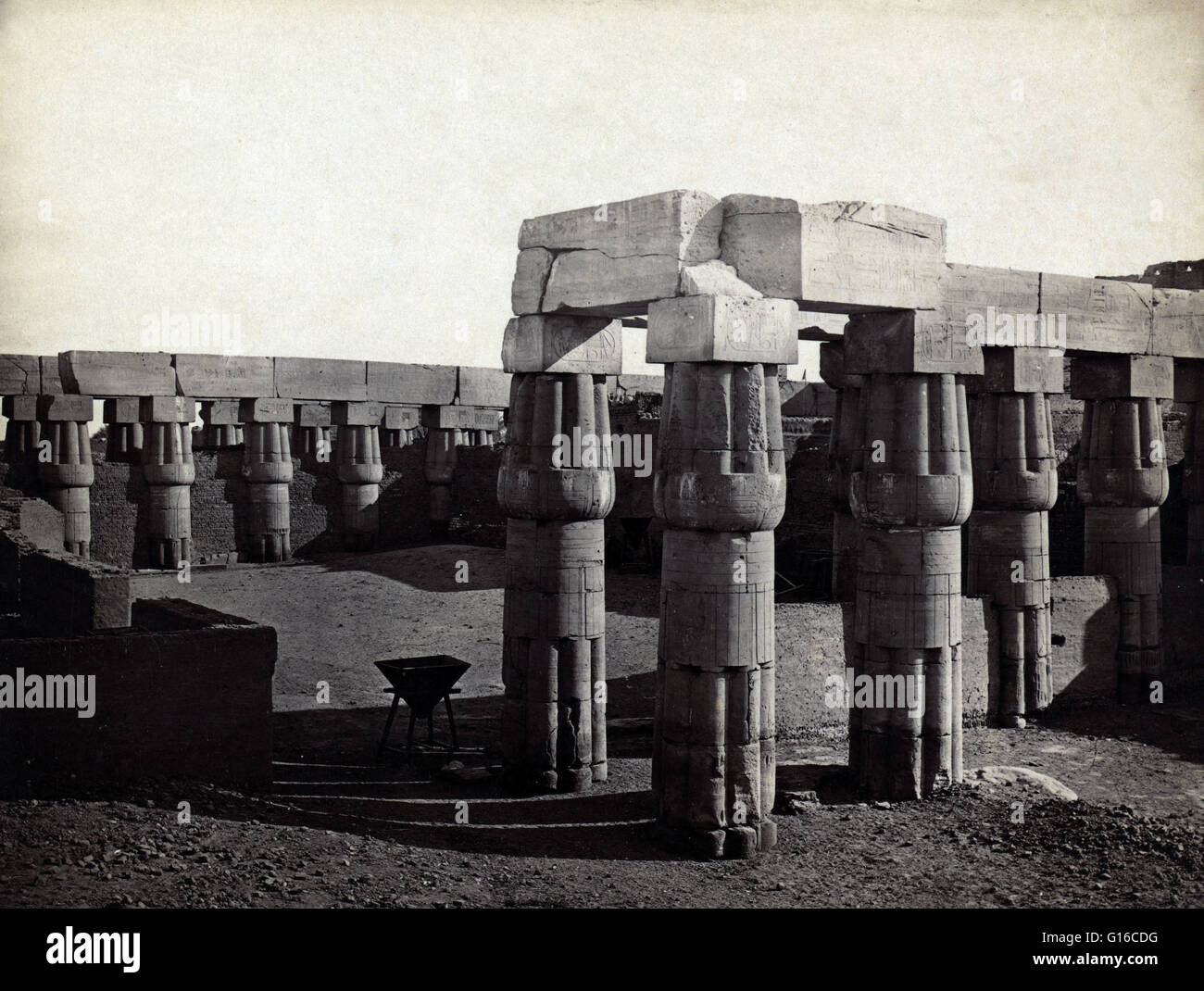 Hof des Tempels, fotografiert von Francis Frith, um 1856-1860. Luxor-Tempel ist eine große altägyptische Tempelanlage befindet sich am Ostufer des Nils in der Stadt, heute bekannt als Luxor (antike Theben) und 1400 v. Chr. gegründet wurde. In Luxor ther Stockfoto