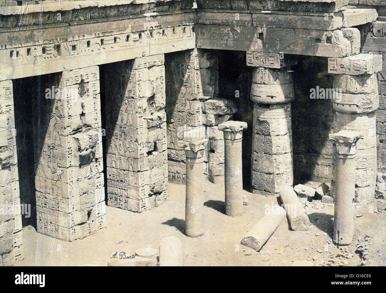 Unter dem Titel: "Ruinen von den zweiten Hof auf der Rückseite der Palast/Tempel von Ramses III in Medinet Habu, Theben, Ägypten, fotografiert von Antonio Beato ca. 1870-1900. Medinet Habu ist die Bezeichnung häufig an der Leichenhalle Tempel von Ramses III, eine wichtige Stockfoto