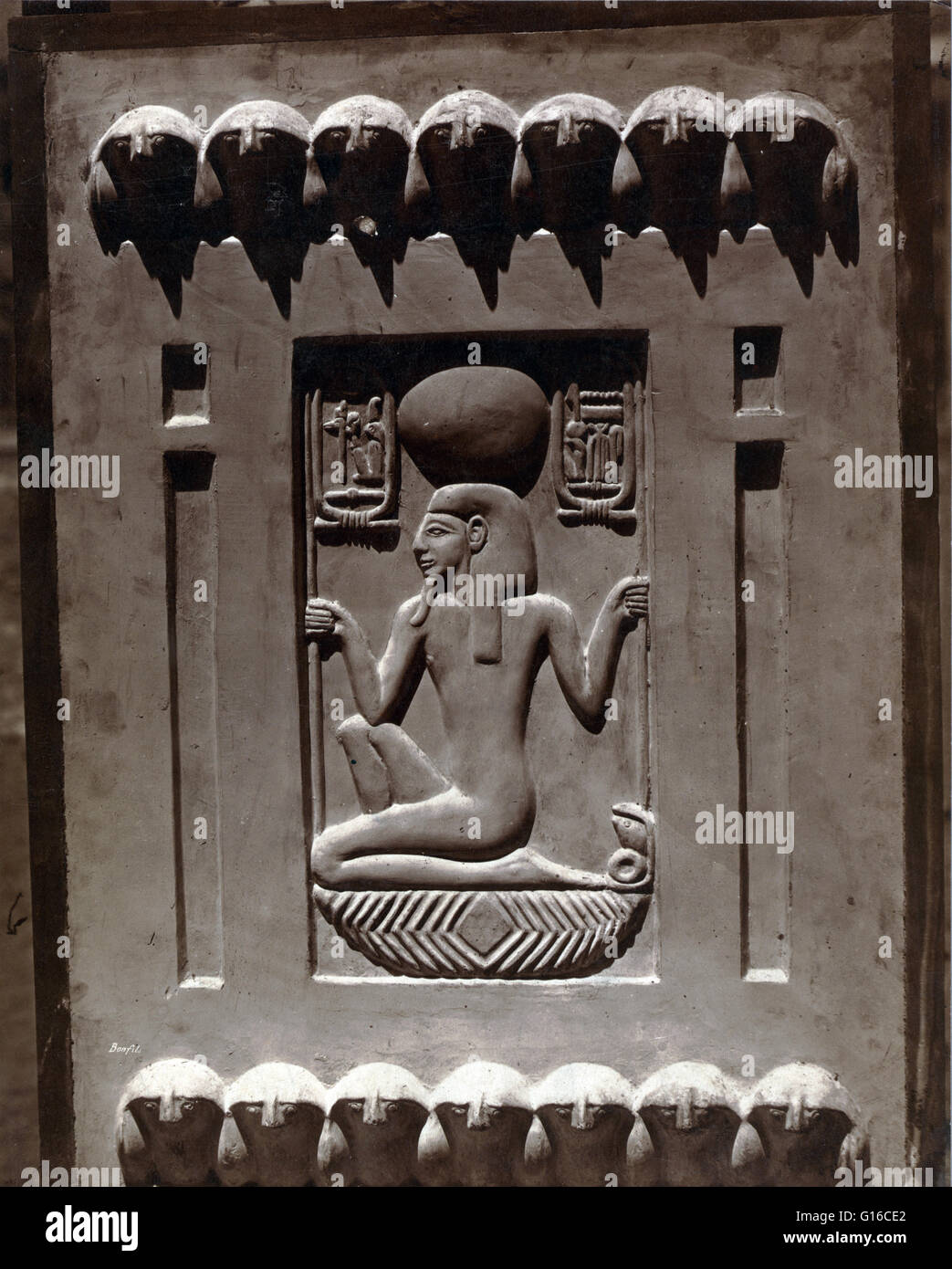 Basrelief von Ramses II. gefunden bei Saqqarah, Ägypten, fotografiert von Maison Bonfils, ca. 1867-1885. Sakkara ist eine alte Beerdigung Boden in Ägypten, als die Nekropole für die alte ägyptische Hauptstadt Memphis. Während des neuen Reiches Memphis war ein imp Stockfoto