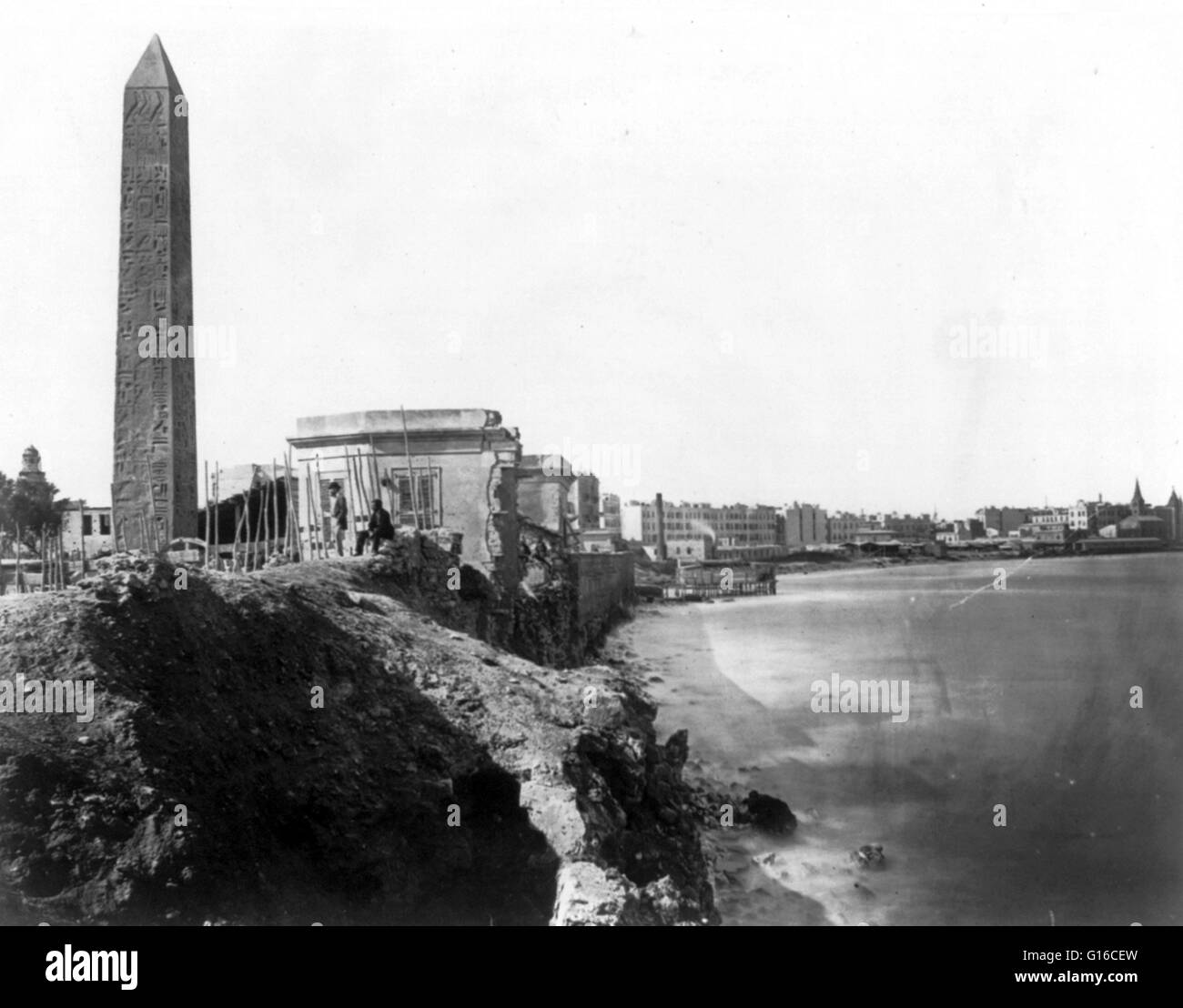 Obelisk in Alexandria gemeinhin Kleopatras Nadel, 1880. Kleopatras Nadel ist der populäre Name für jede der drei antiken ägyptischen Obelisken in London, Paris und New York City während des 19. Jahrhunderts wieder aufgebaut. Alle drei Nadeln sind echte Ancien Stockfoto