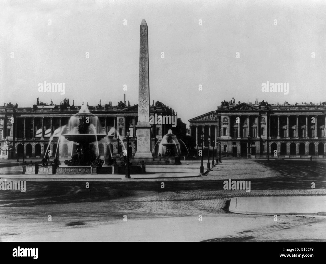 Place De La Concorde, mit Brunnen, Obelisk und Gebäude fotografiert von Edouard Baidus um 1851-1870. Der Obelisk von Luxor ist ein 75 Fuß hohen ägyptischen Obelisk ursprünglich befindet sich am Eingang zum Luxor-Tempel in Ägypten. Es ist verziert mit hierogly Stockfoto