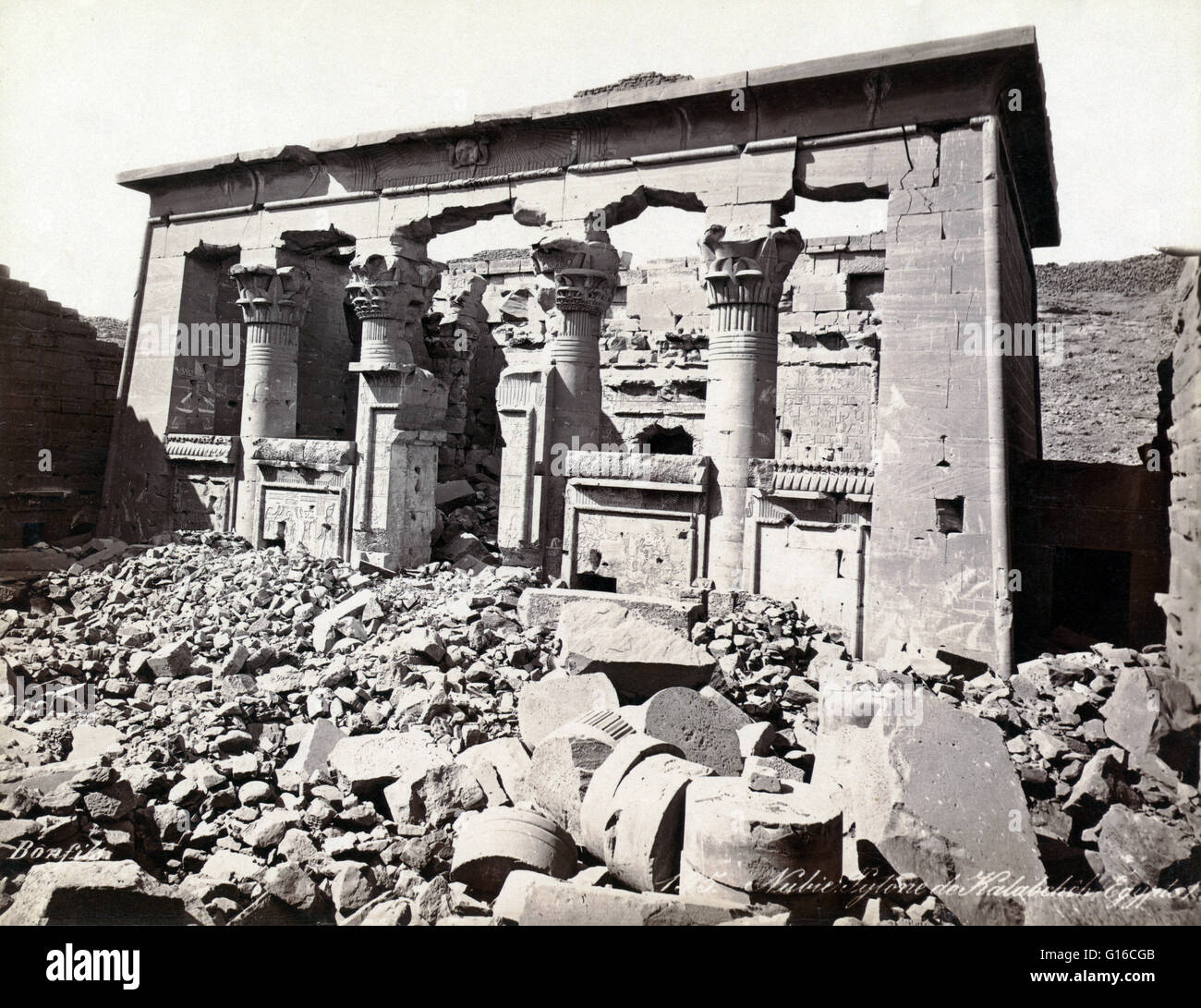 Schutt und Ruine außerhalb Portikus Tempel Mandulis, einem nubischen Gott, fotografiert von Maison Bonfils, ca. 1867 bis 1885 war. Der Tempel von Kalabscha ist einem alten ägyptischen Tempel, die ursprünglich am Bab al-Kalabscha (Tor von Kalabscha), lag ein Stockfoto