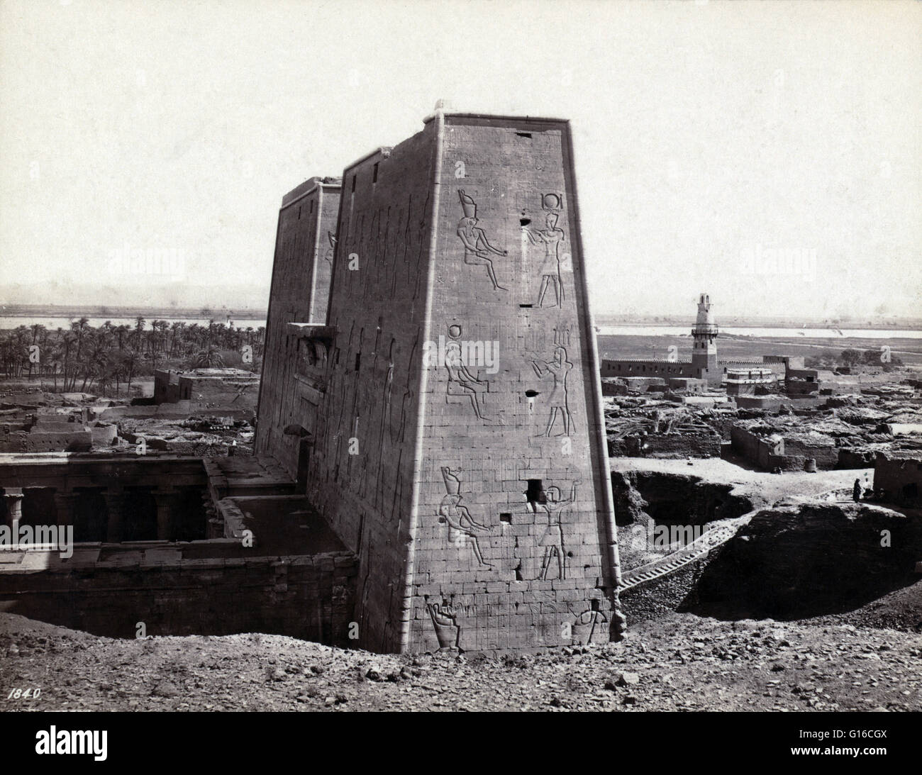 Unter dem Titel: "Seitenansicht der Pylone mit Flachrelief der Tempel des Horus an Edfou, Ägypten" fotografiert von Francis Frith um 1856-1860. Der Tempel von Edfu ist ein antiker ägyptischer Tempel befindet sich am Westufer des Nils in der Stadt Edfu, die bekannt war Stockfoto
