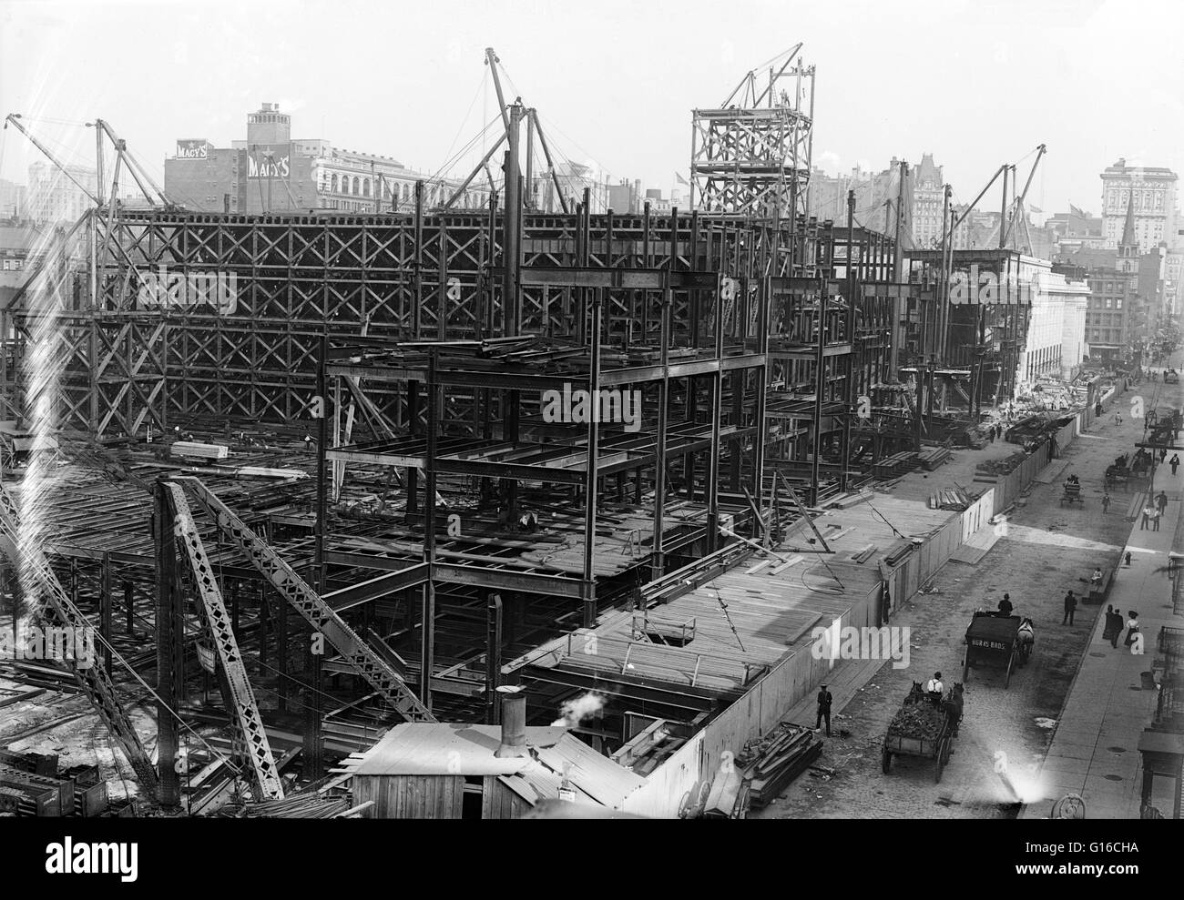 Pennsylvania Railroad Station, im Bau, Oktober 1908. Pennsylvania Station war eine historische Eisenbahnstation, benannt nach der Pennsylvania Railroad, seine Erbauer und ursprünglichen Mieter und teilte seinen Namen mit mehreren Stationen in anderen Städten. Es war Stockfoto