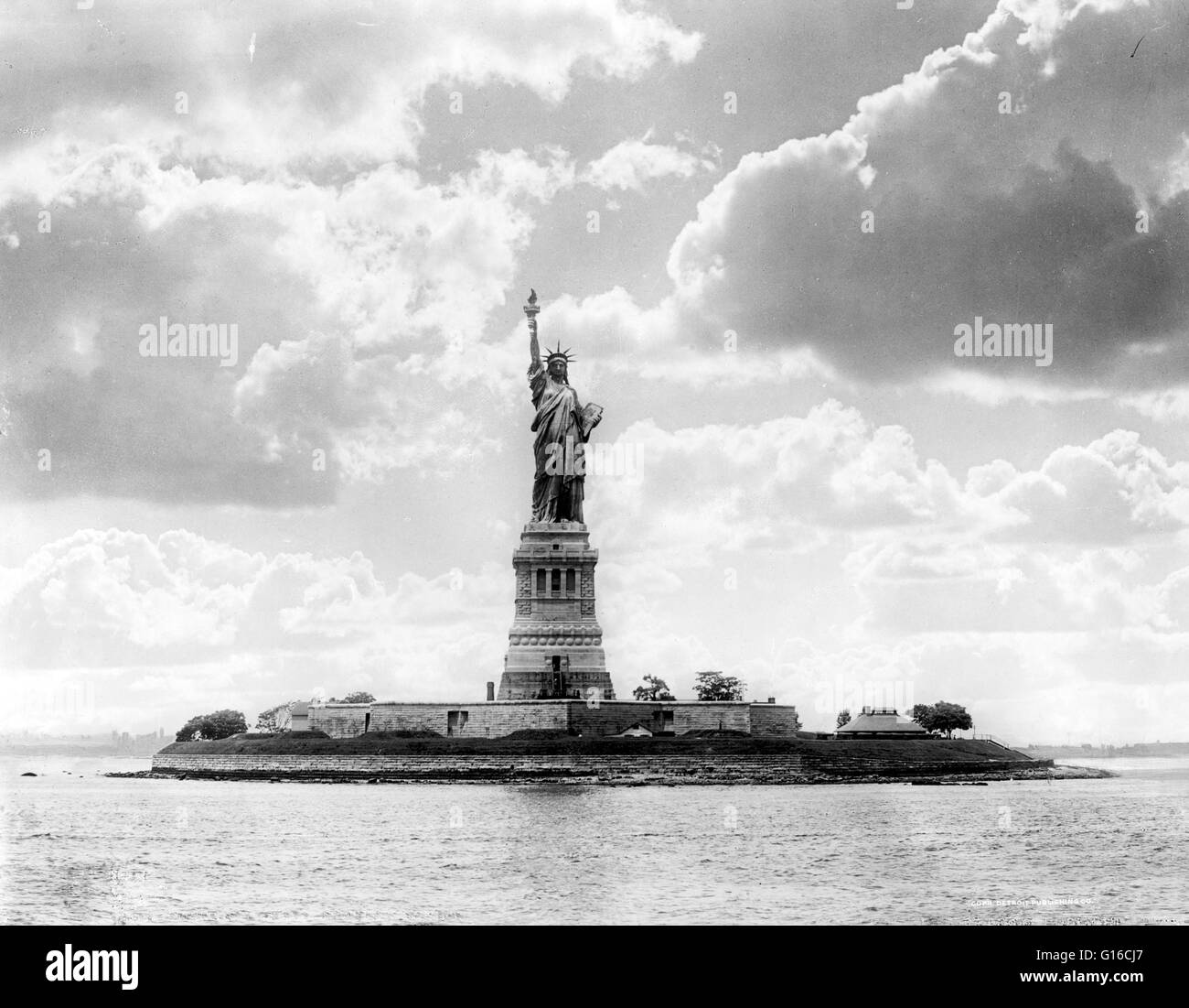 Die Freiheitsstatue ist eine kolossale neoklassische Skulptur auf Liberty Island im New Yorker Hafen, von Frédéric Bartholdi entworfen und am 28. Oktober 1886 geweiht. Die Statue, ein Geschenk an die Vereinigten Staaten von den Franzosen, ist von einer wogenden weibliche figu Stockfoto
