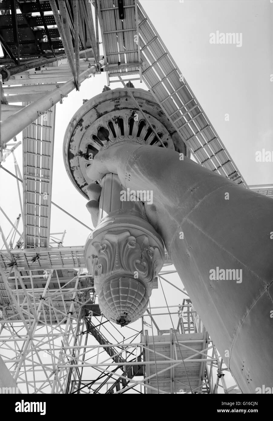 Unter dem Titel; "Blick hinauf Unterarm zeigt packende Fackel übergeben. Mai 1984. " Die Freiheitsstatue ist eine kolossale neoklassische Skulptur auf Liberty Island im New Yorker Hafen, von Frédéric Bartholdi entworfen und am 28. Oktober 1886 geweiht. Die Statue, eine GIF-Datei Stockfoto