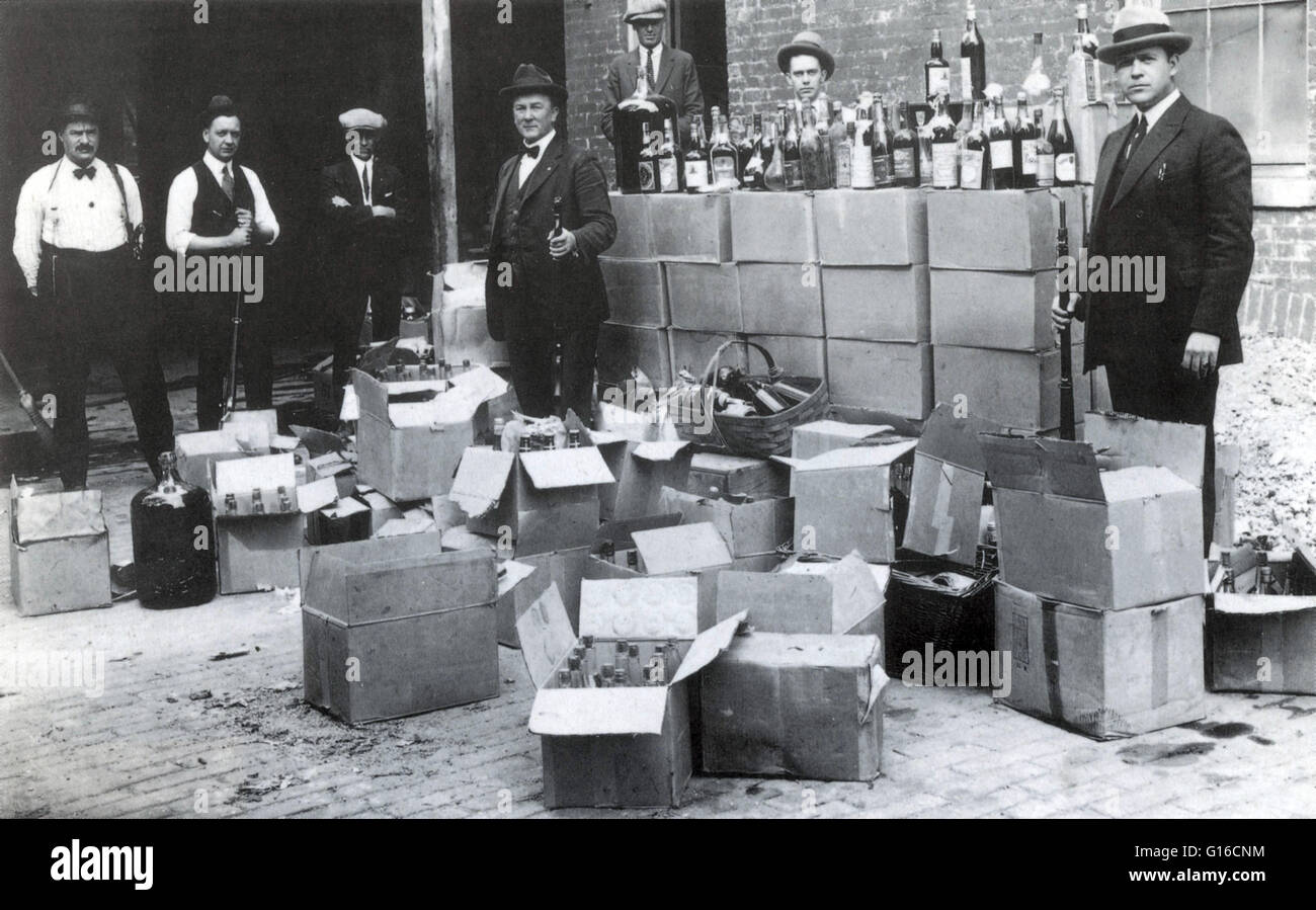 Umsatz-Agenten mit beschlagnahmten Bootleg Schnaps in Washington, D.C., 1922.Prohibition in den Vereinigten Staaten wurde ein bundesweit konstitutionelle Verbot von Verkauf, Herstellung, Einfuhr und Transport von alkoholischen Getränken, die an Stelle von 1920 blieb Stockfoto
