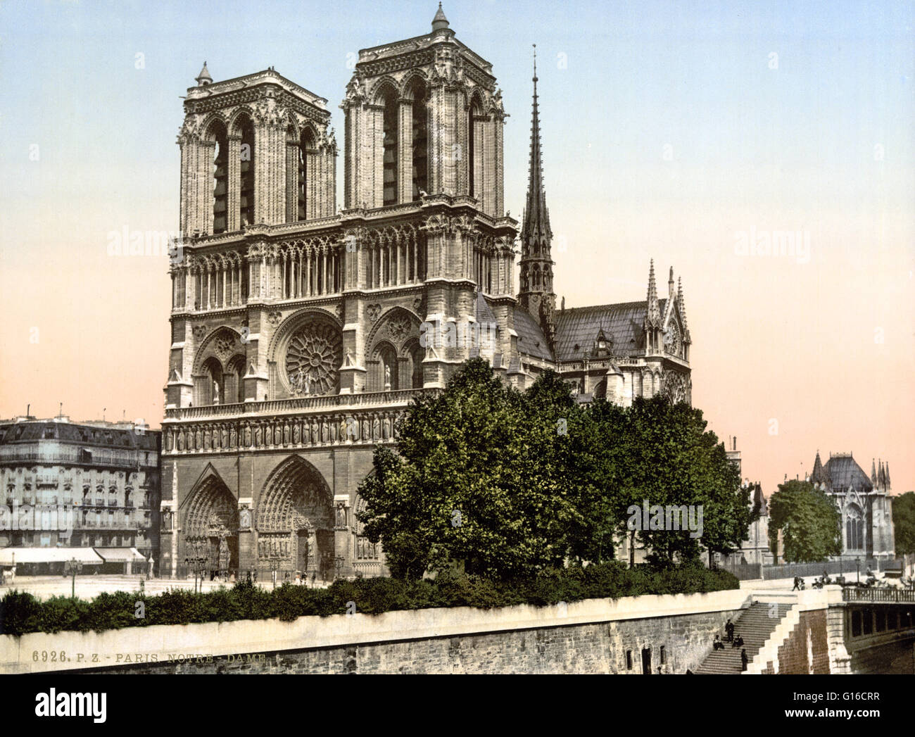 Notre-Dame de Paris (unsere Liebe Frau von Paris) ist eine historische katholische Kathedrale von Paris. Die Kathedrale gilt als eines der schönsten Beispiele der gotischen Architektur und zu den größten und bekanntesten kirchlichen Bauten in der Stockfoto