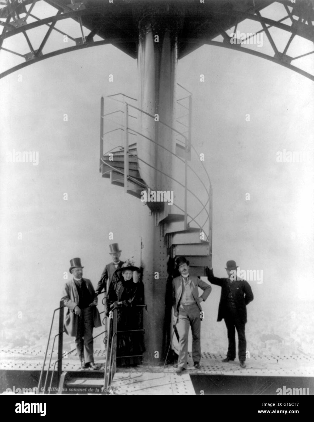 Gustave Eiffel und vier weitere Personen auf dem Gipfel des Eiffelturms in Paris Expo, ca. 1887 und 1889? Der Eiffelturm (La Tour Eiffel) ist eine Eisen-Gittermast befindet sich auf dem Champ de Mars in Paris. Es ist benannt nach dem Ingenieur Gustave Eiffel, wh Stockfoto