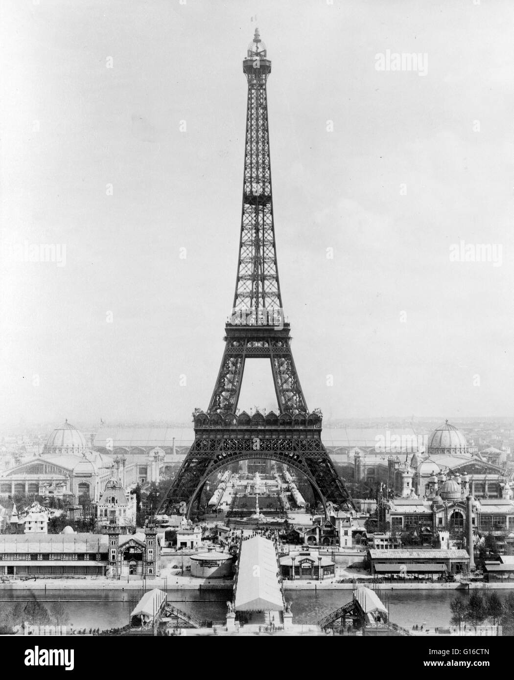 Eiffelturm und Ausstellung Gebäude auf dem Champ de Mars vom Trocadero, Paris Weltausstellung 1889 gesehen. Der Eiffelturm (La Tour Eiffel) ist eine Eisen-Gittermast befindet sich auf dem Champ de Mars in Paris. Es ist benannt nach dem Ingenieur Gustave Eiffel, wh Stockfoto