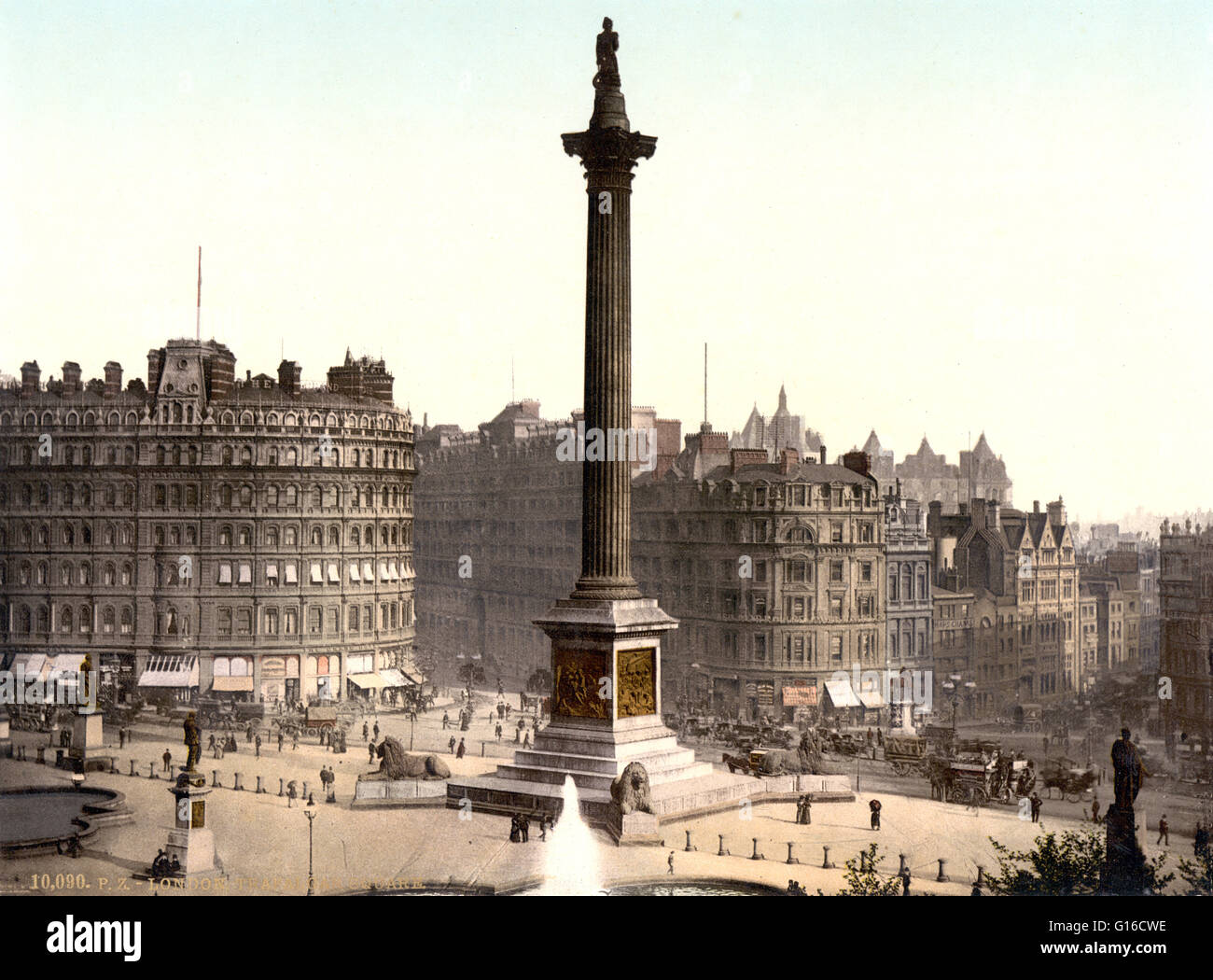 Trafalgar Square, von der National Gallery, London, England. Trafalgar Square ist eine öffentliche und touristische Attraktion im Zentrum von London, gebaut in der Gegend früher bekannt als Charing Cross. Es liegt in der City of Westminster. In ihrem Zentrum ist Nelso Stockfoto