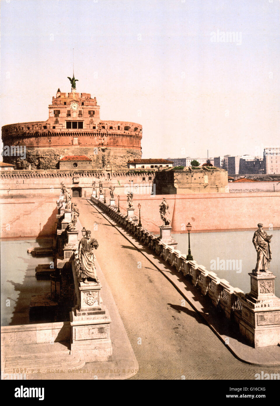 Das Mausoleum des Hadrian, normalerweise bekannt als Castel Sant'Angelo ist ein hoch aufragenden zylindrisches Gebäude in Parco Adriano, Rom, Italien. Es wurde zunächst durch den Roman Emperor Hadrian als Mausoleum für sich und seine Familie in Auftrag gegeben. Großteil der Grab-Inhalte Stockfoto