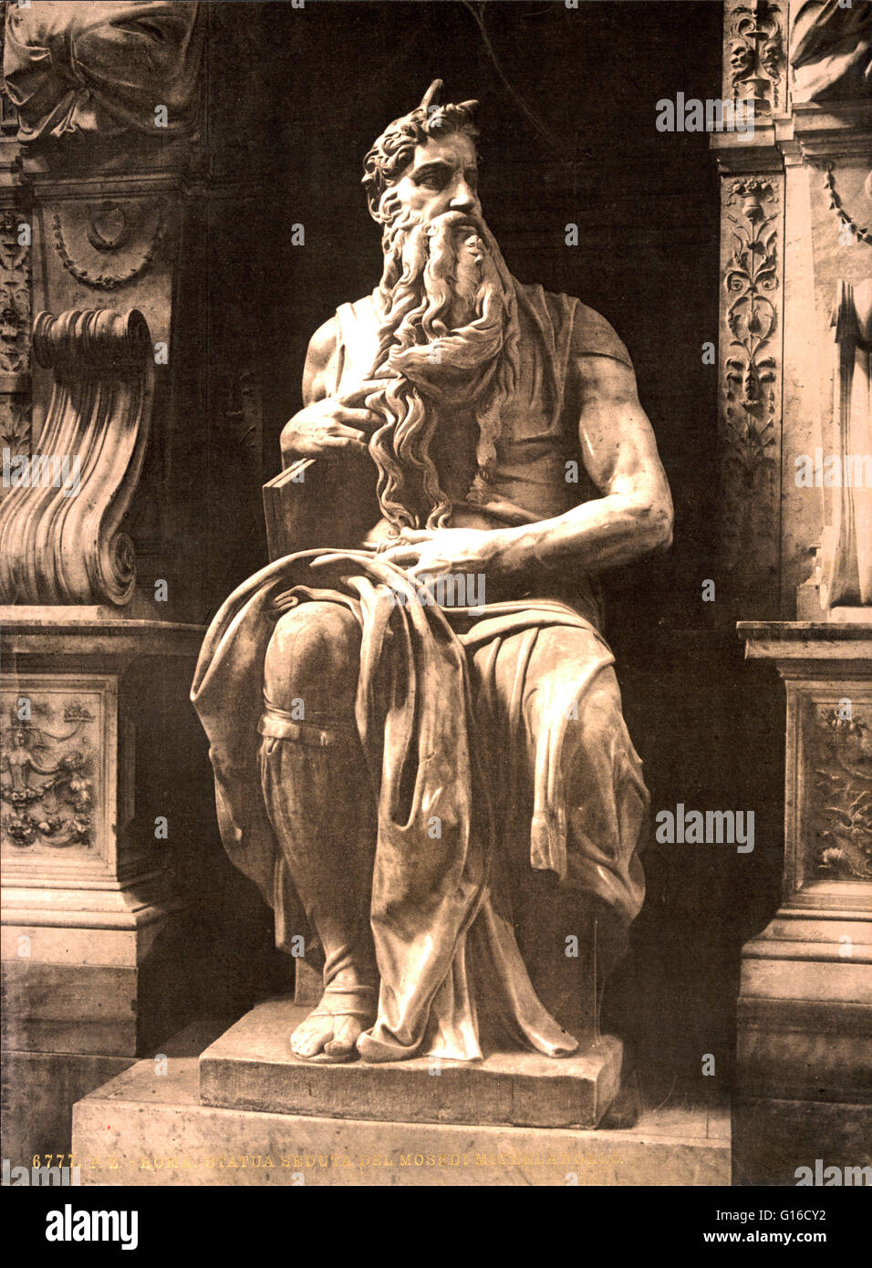 Der Moses ist eine Skulptur von der italienischen Hochrenaissance Künstler Michelangelo Buonarroti, untergebracht in der Kirche San Pietro in Vincoli in Rom. Im Auftrag von Papst Julius II für sein Grab im Jahre 1505, zeigt es die biblische Figur Moses mit Hörnern auf seinem hea Stockfoto