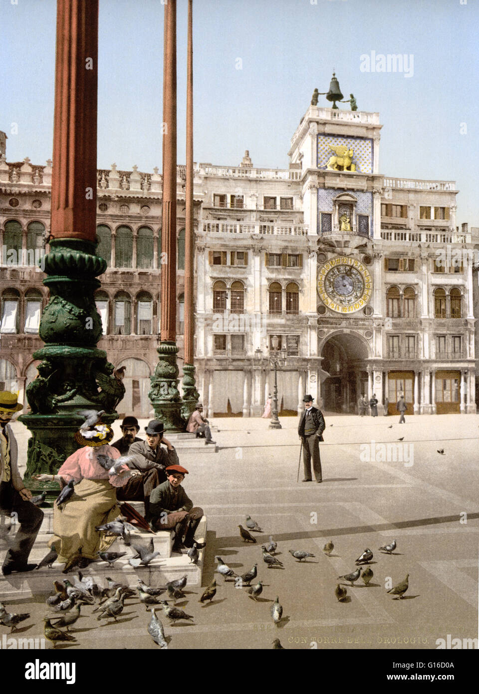 Der Uhrturm in Venedig ist eine frühe Renaissance Gebäude an der Nordseite der Piazza San Marco am Eingang der Merceria. Es besteht aus einem Turm, der die Uhr und niedrigeren Gebäuden auf jeder Seite enthält. Es grenzt an das östliche Ende des die Ganzzeugwerk Stockfoto