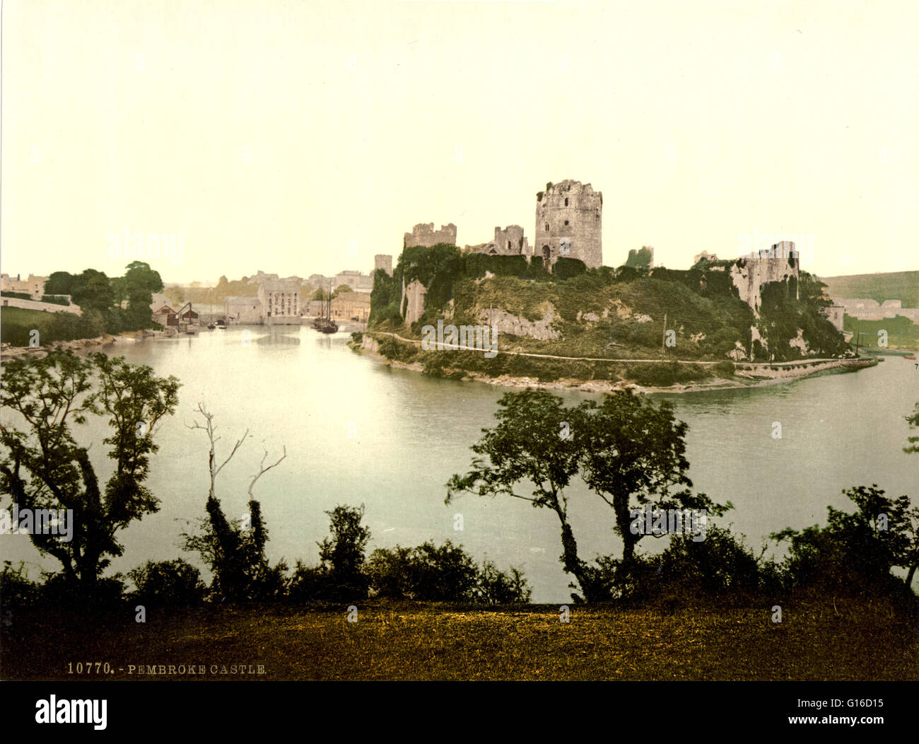 Pembroke Castle ist eine mittelalterliche Burg in Pembroke, Westwales. Neben dem Fluss Cleddau stand, unterzog sich wichtige Restaurierungsarbeiten im frühen 20. Jahrhundert. Das Schloss war Sitz der Earl of Pembroke. 1093 gebaut Roger von Montgomery Stockfoto