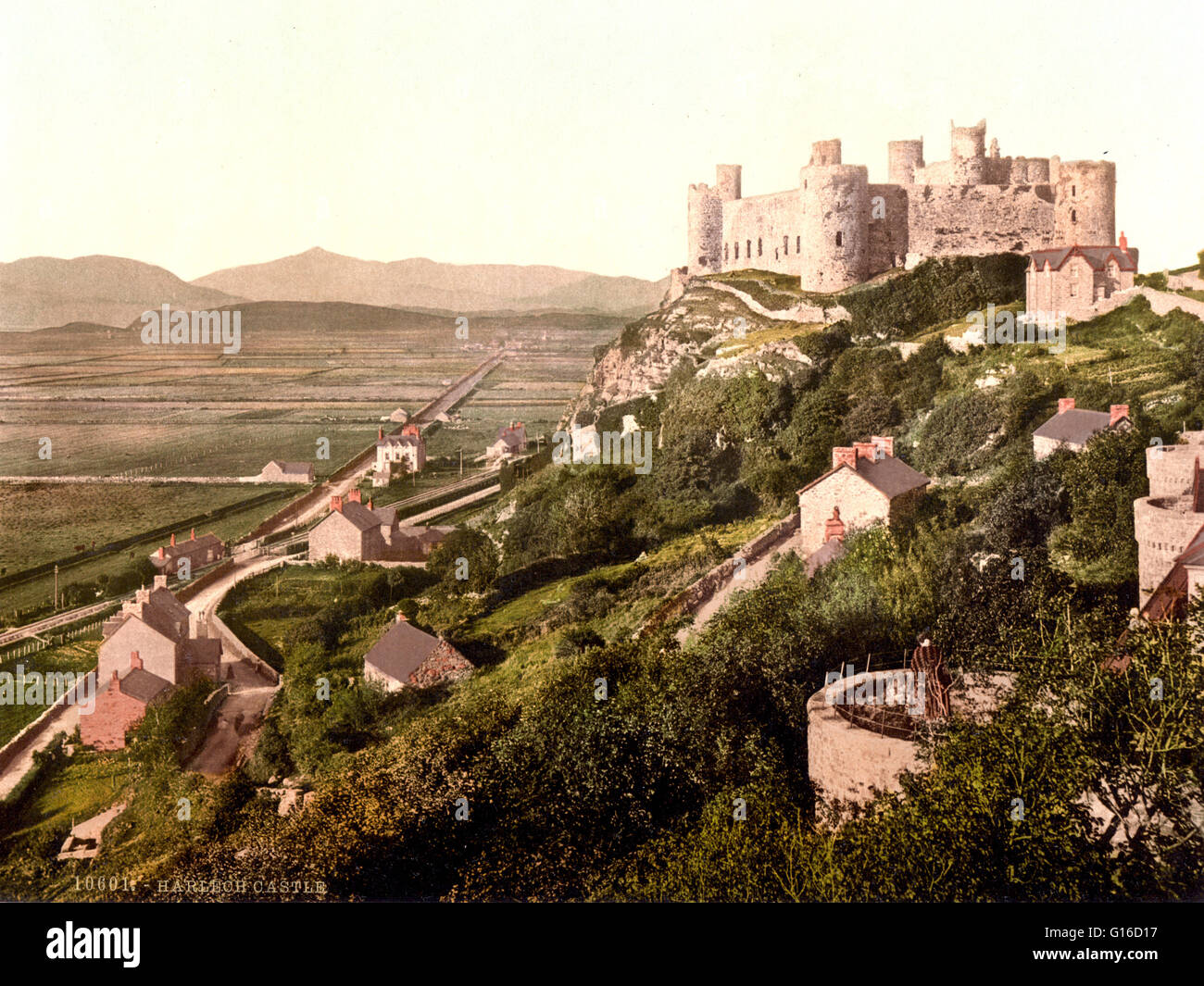 Harlech Castle befindet sich in Harlech, Gwynedd, Wales, ist eine mittelalterliche Festung, gebaut auf einem Sporn des Rock in der Nähe der irischen See. Es wurde von Edward i. erbaut während seiner Invasion von Wales zwischen 1282 und 1289. Während der 15. Jahrhundert Kriege der Rosen Stockfoto