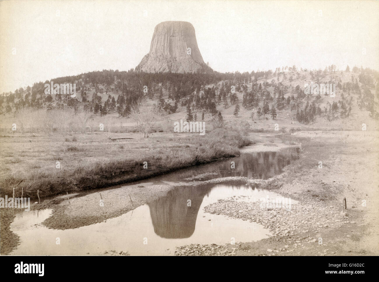 Fernblick über Devils Tower und Reflexion des Turms im Stream im Vordergrund fotografiert John C.H. Grabill, 1890. Devils Tower ist ein magmatischen Intrusion oder Laccolith in den Black Hills in der Nähe von Hulett und Sundance in Crook County, nordöstlichen Wyoming über t Stockfoto