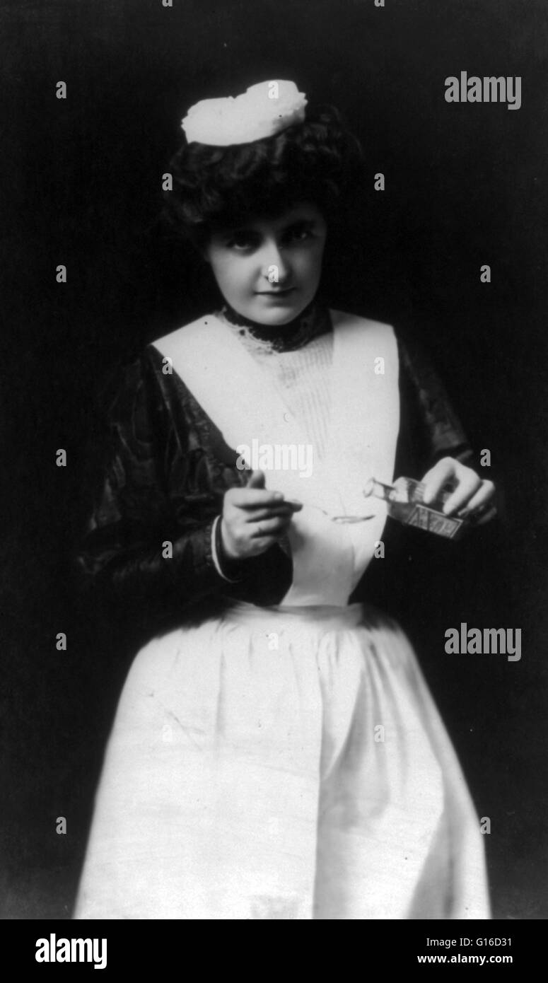 Frau in Krankenschwester einheitliche Holding Löffel und Flasche, 1907. Im frühen 20. Jahrhundert wurden die meisten Medikamente, die Menschen aus der Apotheke gekauft durch den Apotheker. Die Regale rund um den Shop füllten sich mit Zutaten, alle Arten von Heilmitteln zu machen. CUS Stockfoto