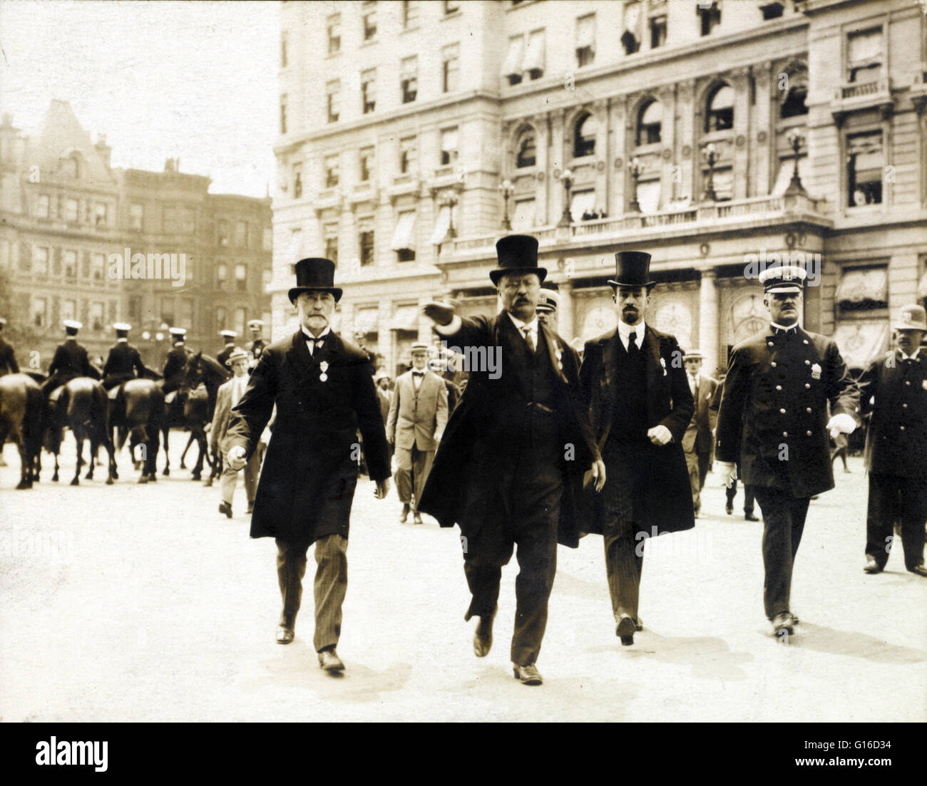 Theodore Roosevelt zu Fuß in ein Homecoming Parade mit New Yorks Bürgermeister William Gaynor und Cornelius Vanderbilt, 14. September 1910. Theodore "Teddy" Roosevelt (27. Oktober 1858 - 6. Januar 1919) war der 26. Präsident der Vereinigten Staaten (1901-1909) Stockfoto