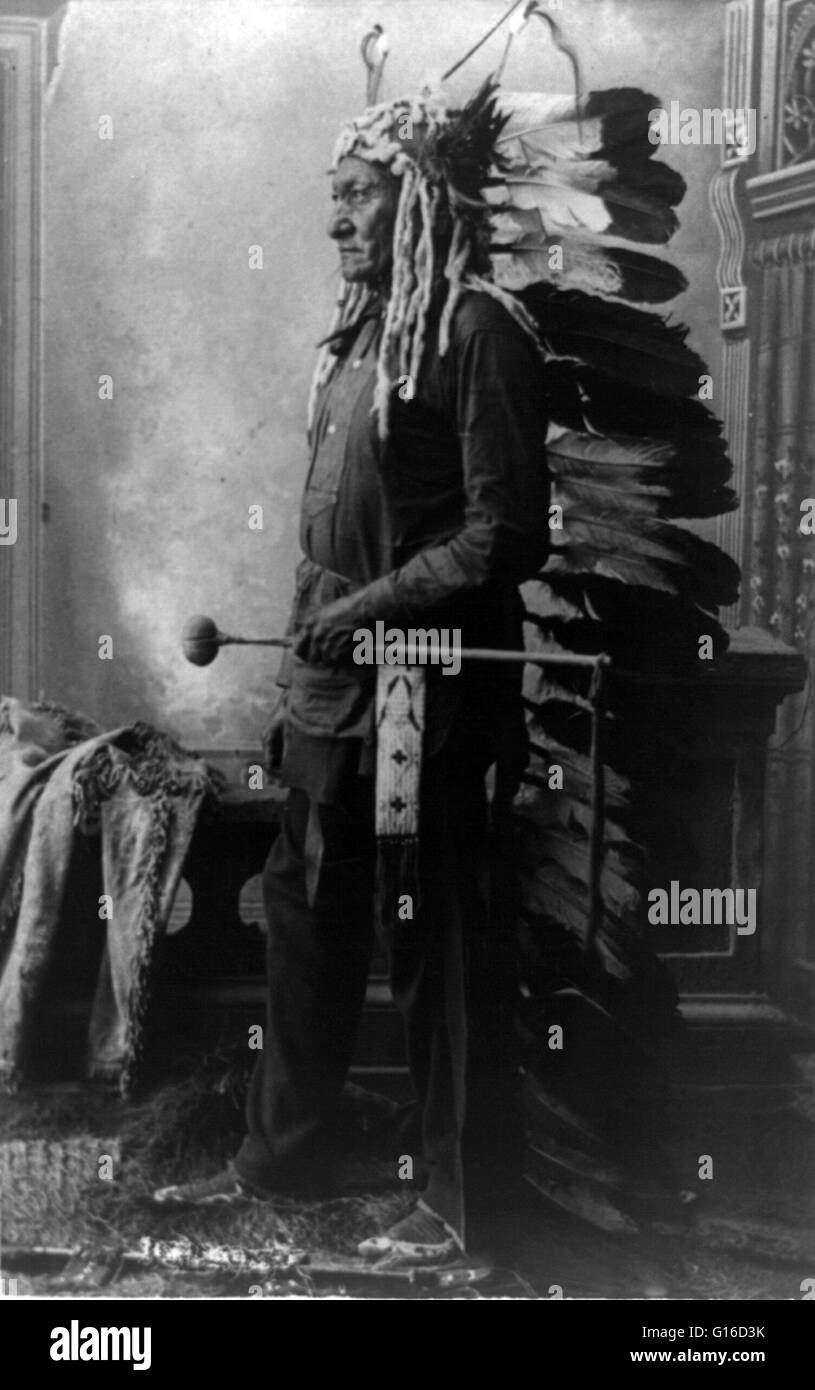Sitting Bull, 1888. Sitting Bull (1831 - 15. Dezember 1890) war ein Hunkpapa Lakota heiliger Mann, der sein Volk als ein Stammesführer während der Jahre des Widerstands zu Vereinigte Staaten Regierung politische Richtlinien geführt. Vor der Schlacht von Little Bighorn hatte Sitting Bull eine vi Stockfoto