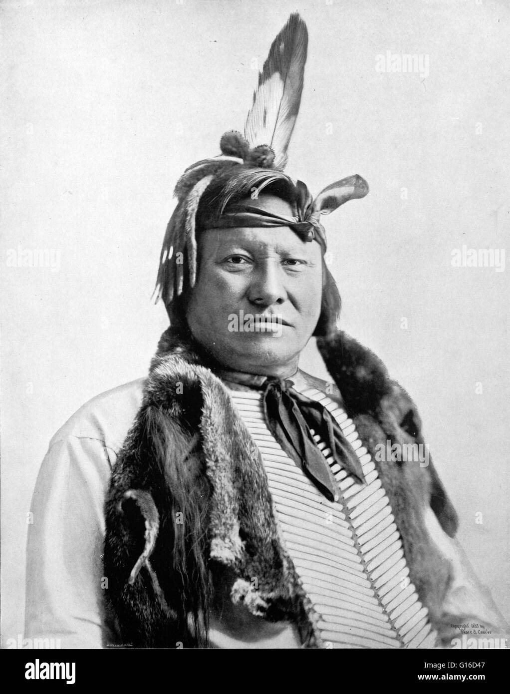 Regen-in-the-Face, in traditioneller Tracht der Sioux, fotografiert von A. Zeese & Company, 1894. Rain in the Face (1835 - 15. September 1905) war ein Kriegshäuptling der Stamm der Lakota Indianer. Sein Name kann gewesen sein, ein Ergebnis eines Kampfes als er ein Junge war Stockfoto