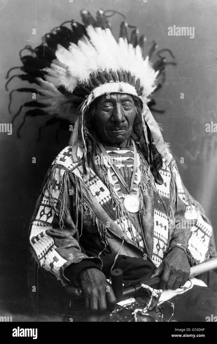 Chief Red Cloud, Friedenspfeife, ca. 1900 s halten. Red Cloud (1822 - 10. Dezember 1909) war ein sehr starker Kriegsherr und ein Häuptling der Oglala-Lakota. Die Oglala Lakota oder Oglala Sioux sind eines der sieben Sub Stämme des Lakota-Volkes, der zusammen mit th Stockfoto