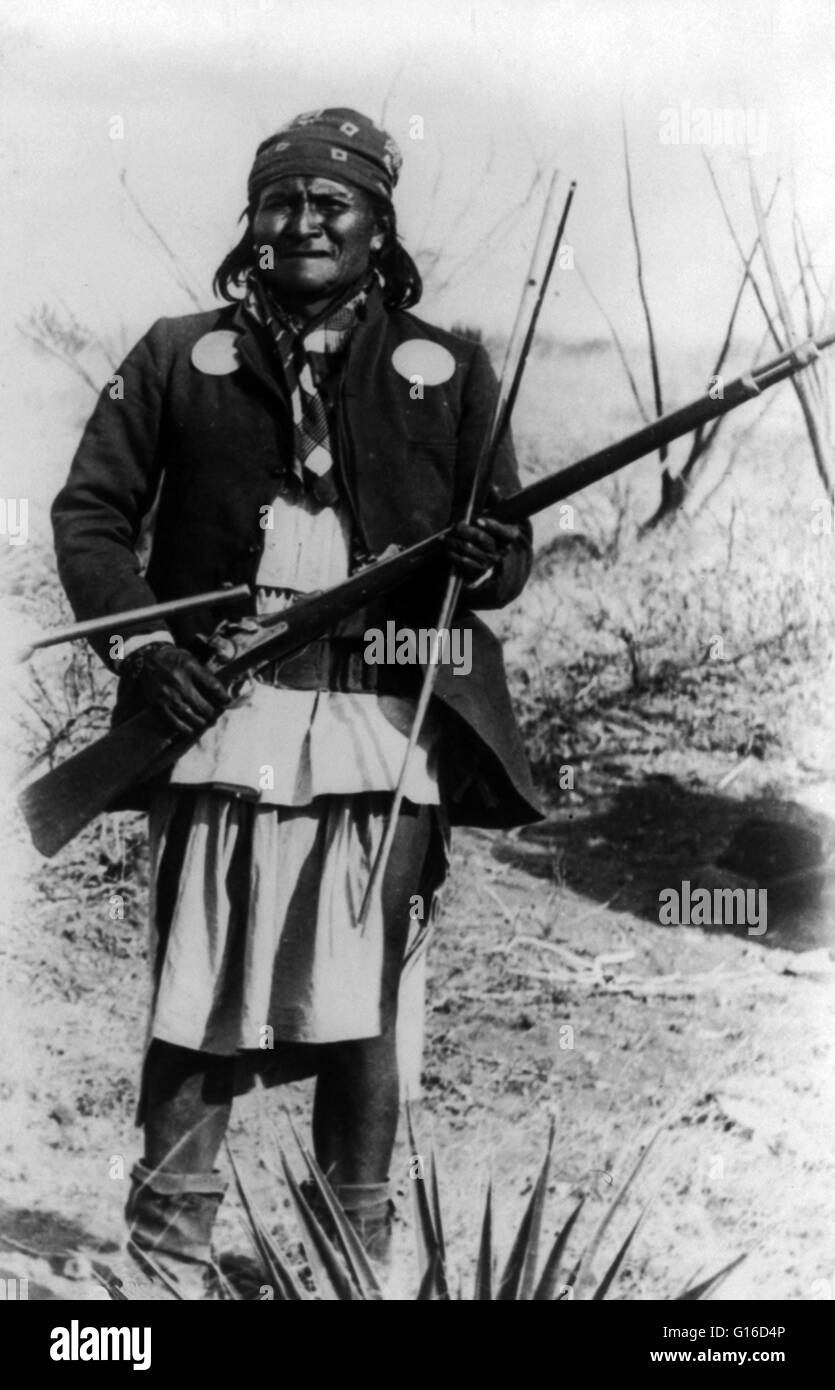 Geronimo, Gewehr, in seinem Lager vor Übergabe an General Crook, 27. März 1886 hält. Geronimo "einer, der gähnt" (16. Juni 1829 - 17. Februar 1909) war ein indianischer Anführer der Chiricahua Apache kämpfte gegen Mexiko und die Vereinigten Staaten für Stockfoto