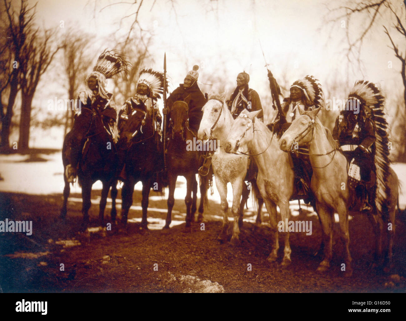 Sechs Stammesführer (l, R) wenig Plume (Piegan), Buckskin Charley (Ute), Geronimo (Chiricahua Apache), Quanah Parker (Comanche), Hollow Horn tragen (Brulé Sioux) und American Horse (Oglala Sioux) auf dem Pferderücken in zeremoniellen Kleidung fotografiert von Edward S Stockfoto