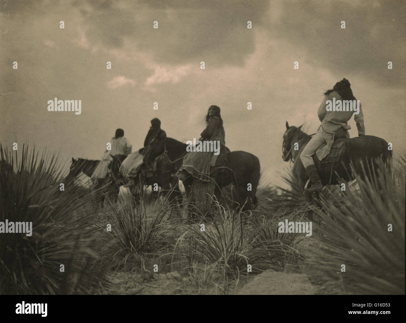 Unter dem Titel: "vor dem Sturm" fotografiert von Curtis, 19. Dezember 1906. Vier Apachen auf dem Pferderücken unter Gewitterwolken. Apache ist der Sammelbegriff für verschiedene kulturell im Zusammenhang mit Gruppen von Indianern in den Vereinigten Staaten ursprünglich aus th Stockfoto